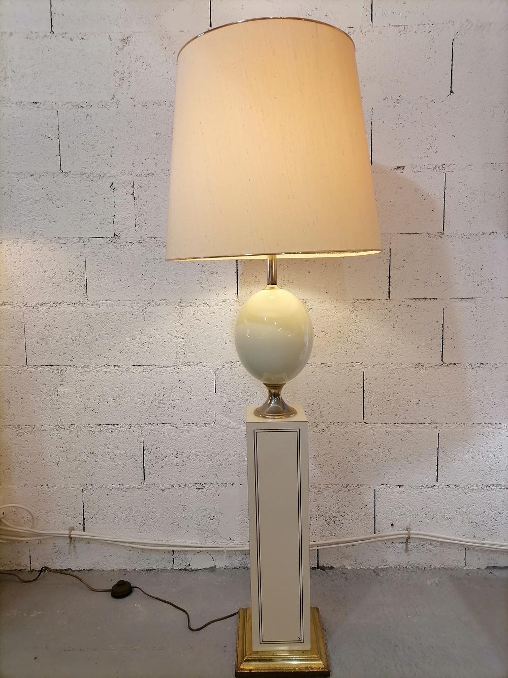 French floor lamp Le Dauphin 1980 lacquer and brass

Floor lamp with brass and ivory lacquer
Slight lack of lacquer on the sphere

Hollywood Regency style

Measures: Height 165cm
Height without shade 115cm

Shade is included.
