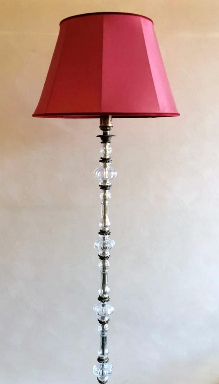 Mid-Century Modern Lampadaire français avec éléments en verre soufflé et base en laiton, sans abat-jour