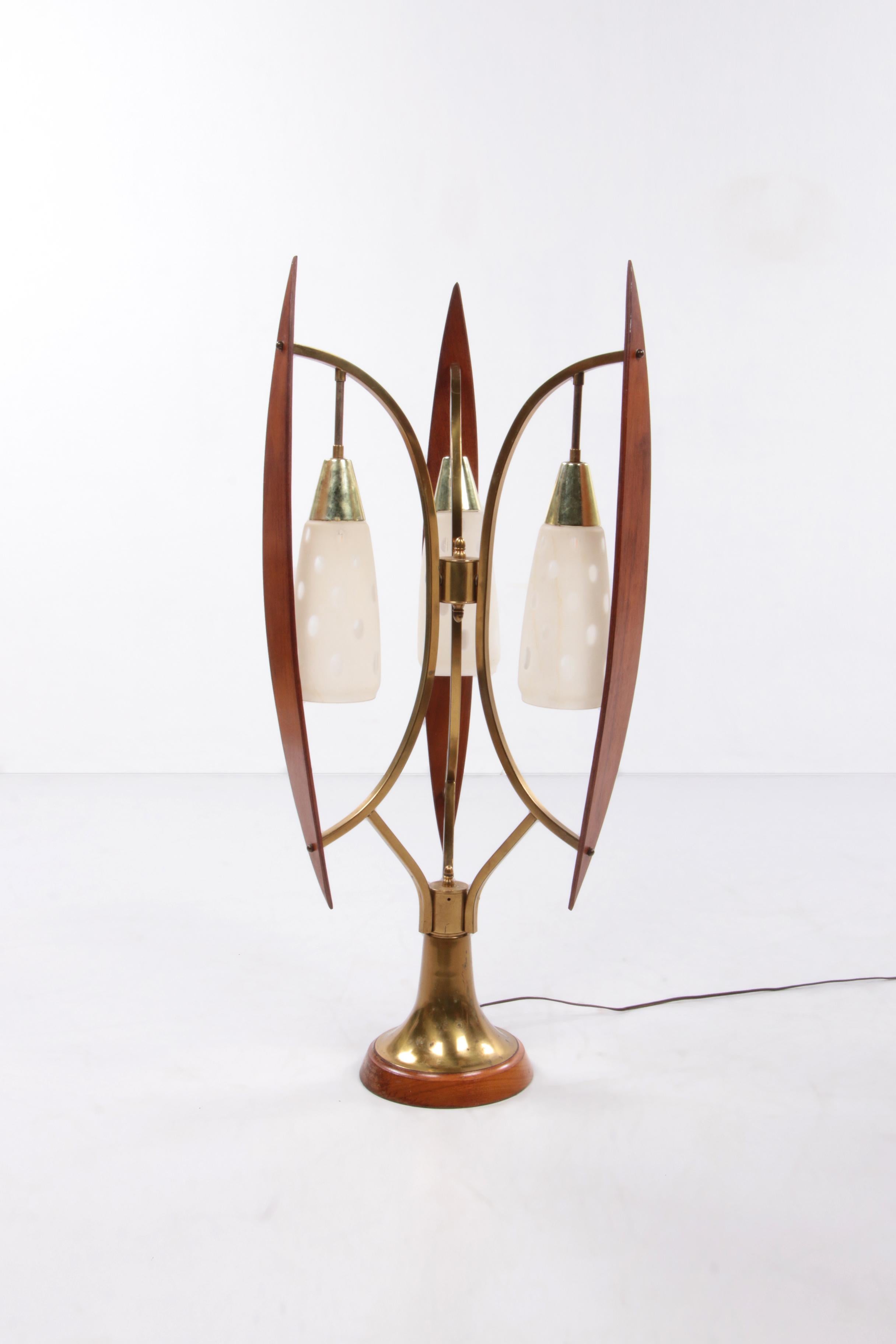 French floor lamp with milk glass shades 1960


This is a beautiful French floor lamp or table lamp.

Made in the 1960s from walnut and brass.

The foot is made of wood with a nice brass foot over it, then three nice arms made of brass with