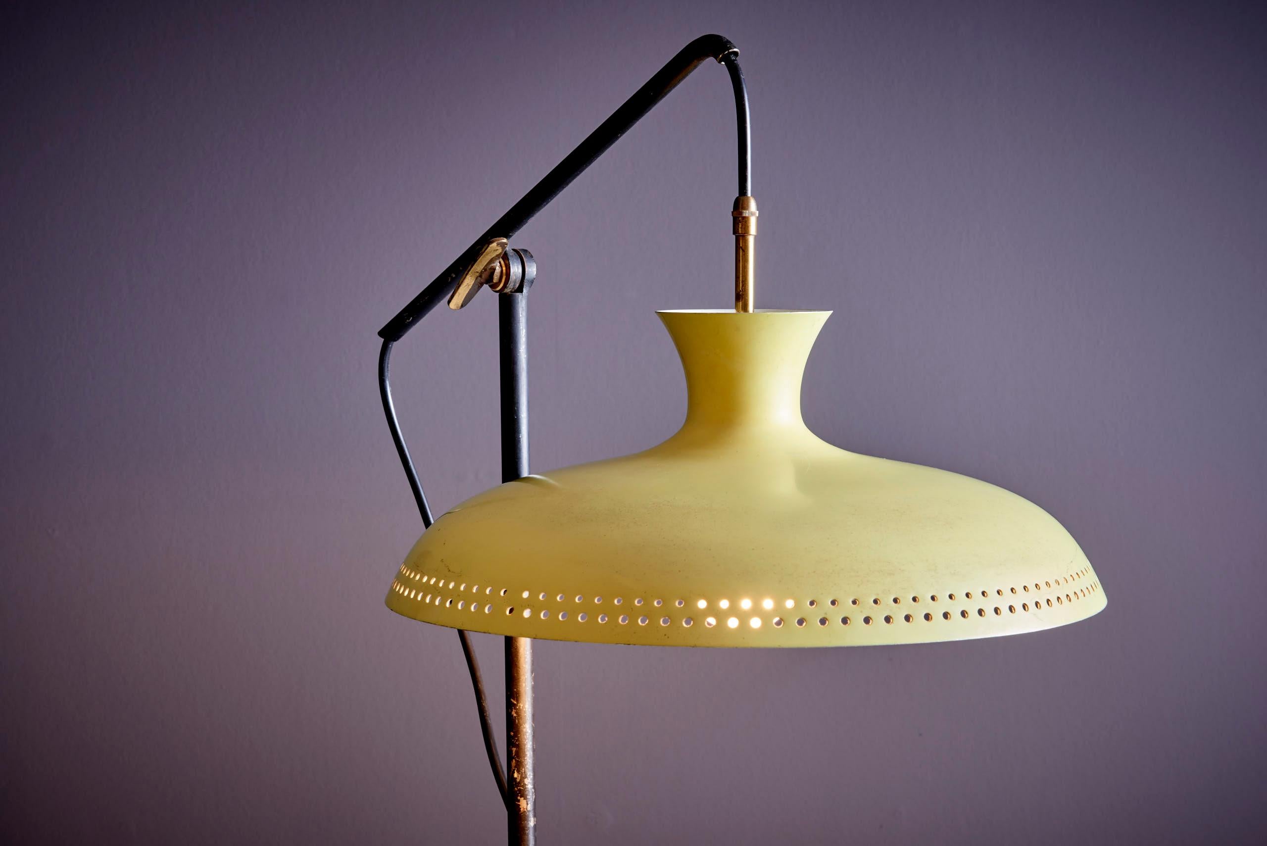 Lampada da terra francese con base a treppiede in acciaio in vendita 3