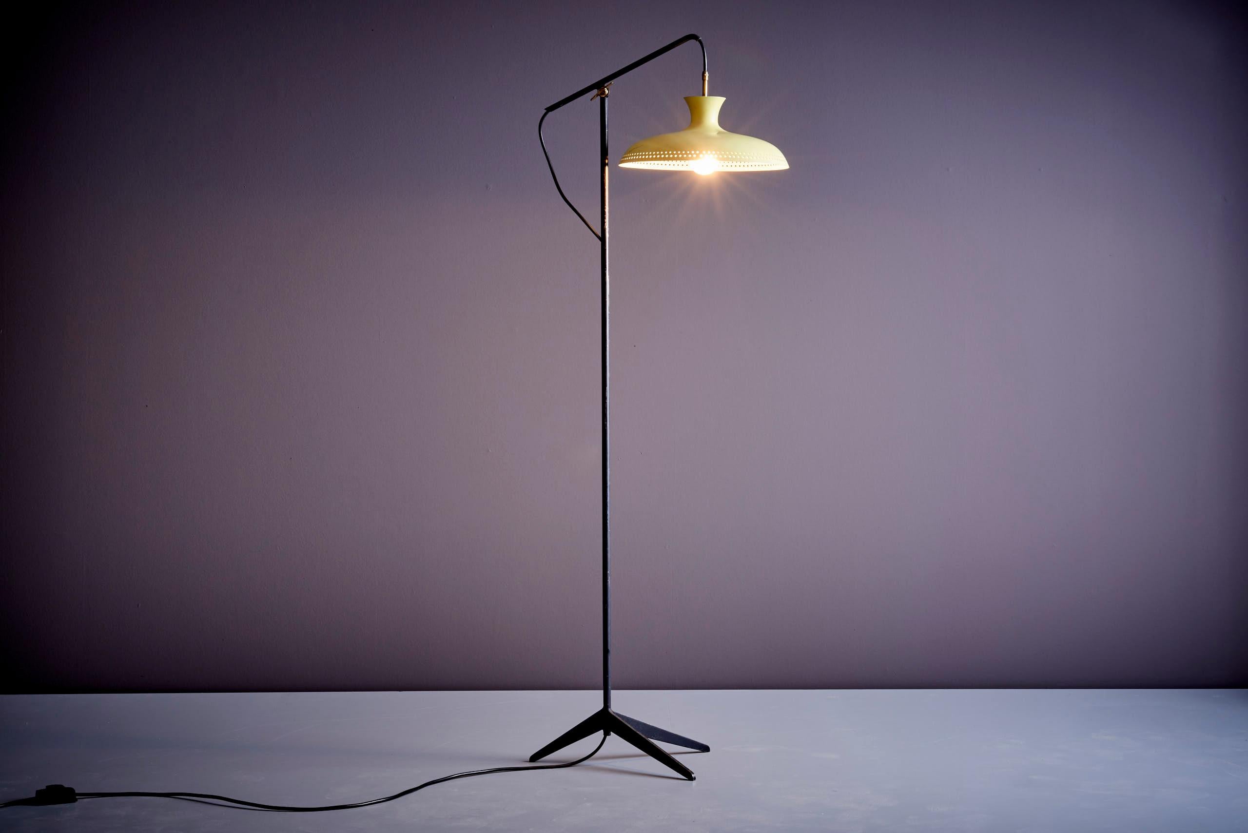 Lampada da terra francese con elegante struttura nera e base a treppiede in acciaio. Il paralume giallo traforato esalta il calore e l'eleganza, combinando la praticità con un'estetica minimalista e funzionale.Le misure del diametro indicate si