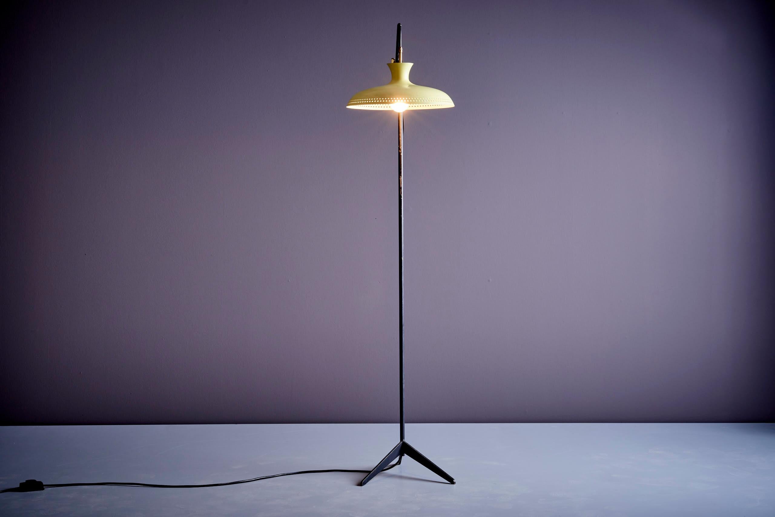 Mid-Century moderno Lampada da terra francese con base a treppiede in acciaio in vendita