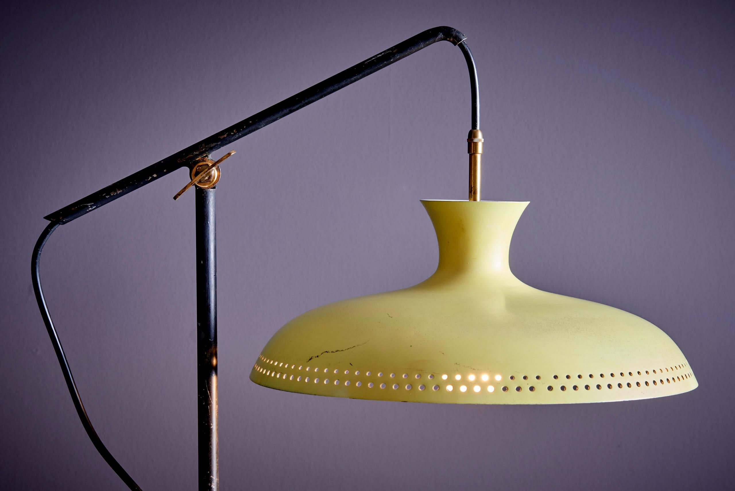 Lampada da terra francese con base a treppiede in acciaio In condizioni buone in vendita a Berlin, DE