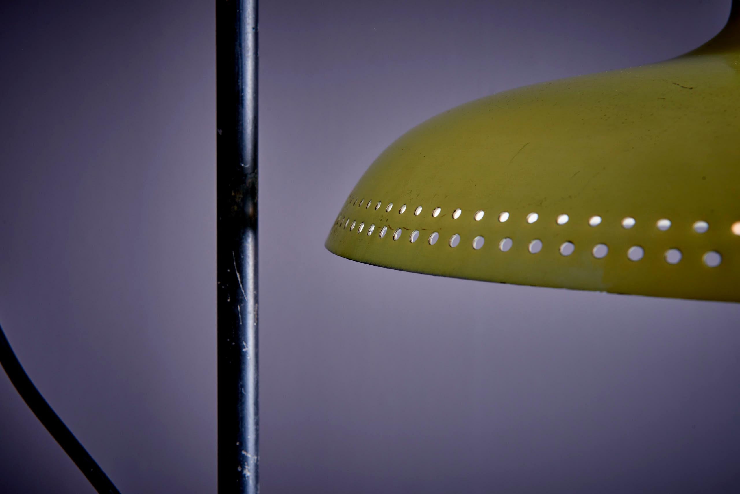Lampada da terra francese con base a treppiede in acciaio in vendita 1