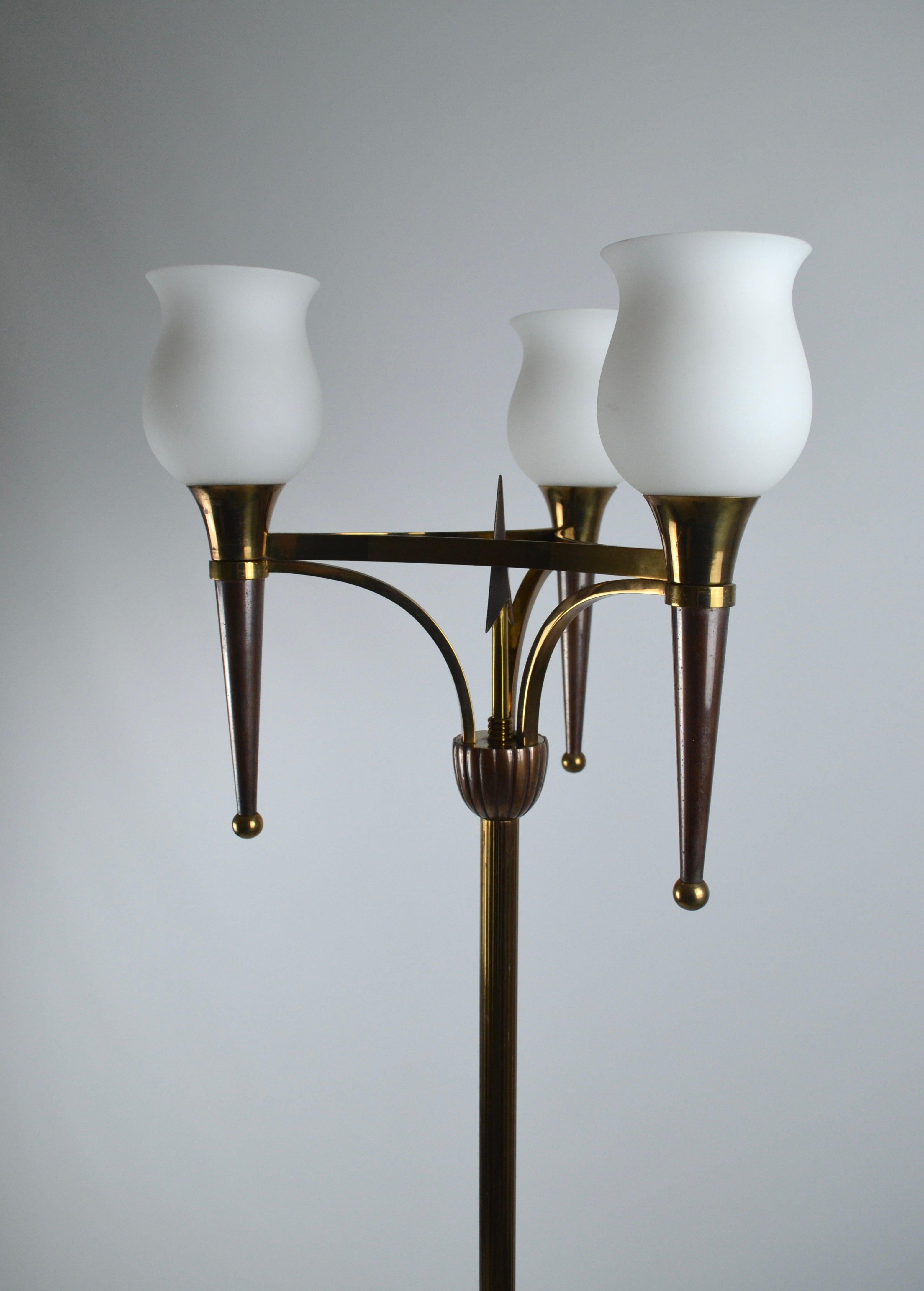 Französische Stehlampe mit drei Lichtern aus Bronze und Messing, 1950er Jahre (Neoklassisch) im Angebot