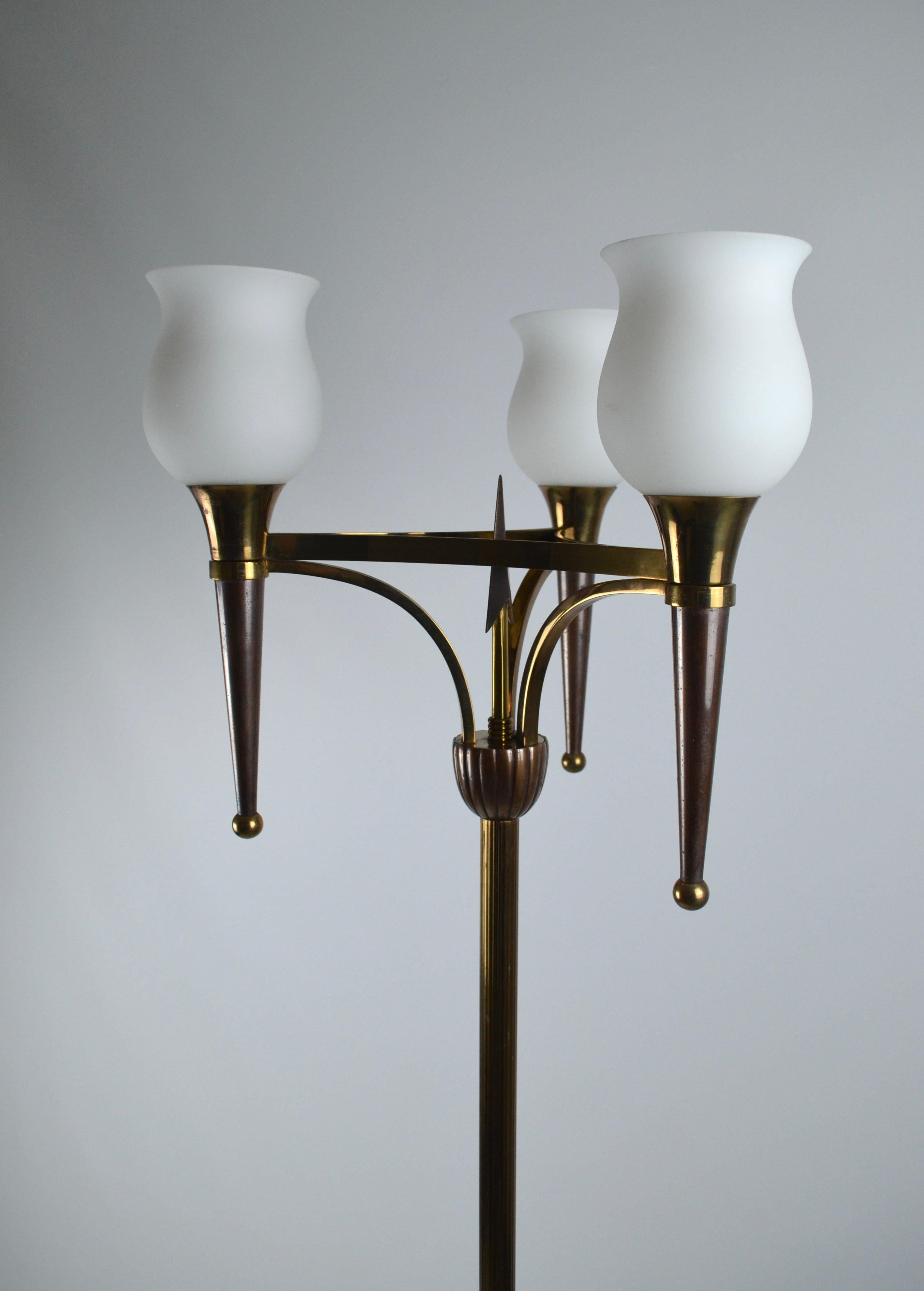 Neoclassico Lampada da terra francese a tre luci in bronzo e ottone, anni '50 in vendita