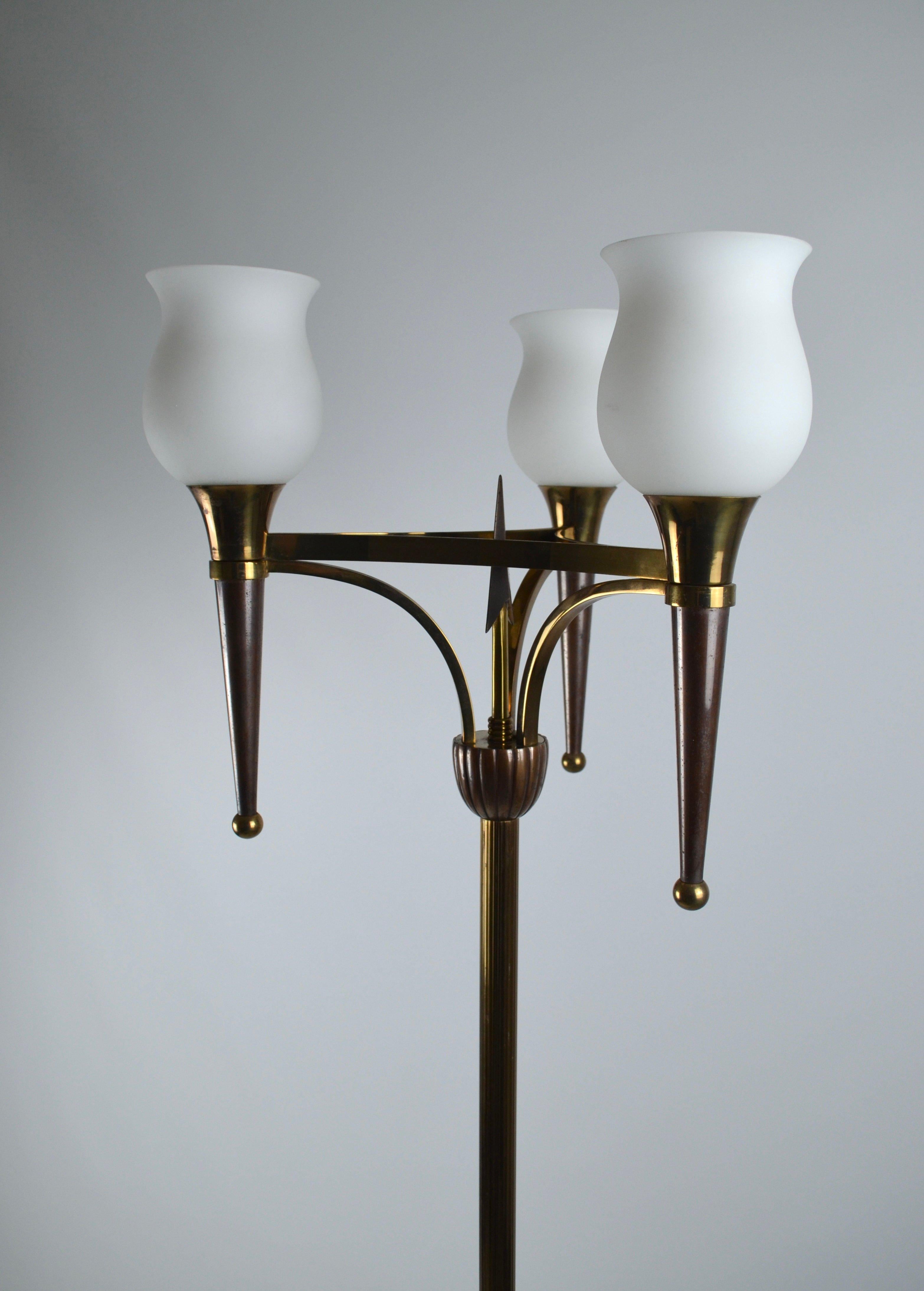 Néoclassique Lampadaire français à trois lumières en bronze et laiton, années 1950 en vente