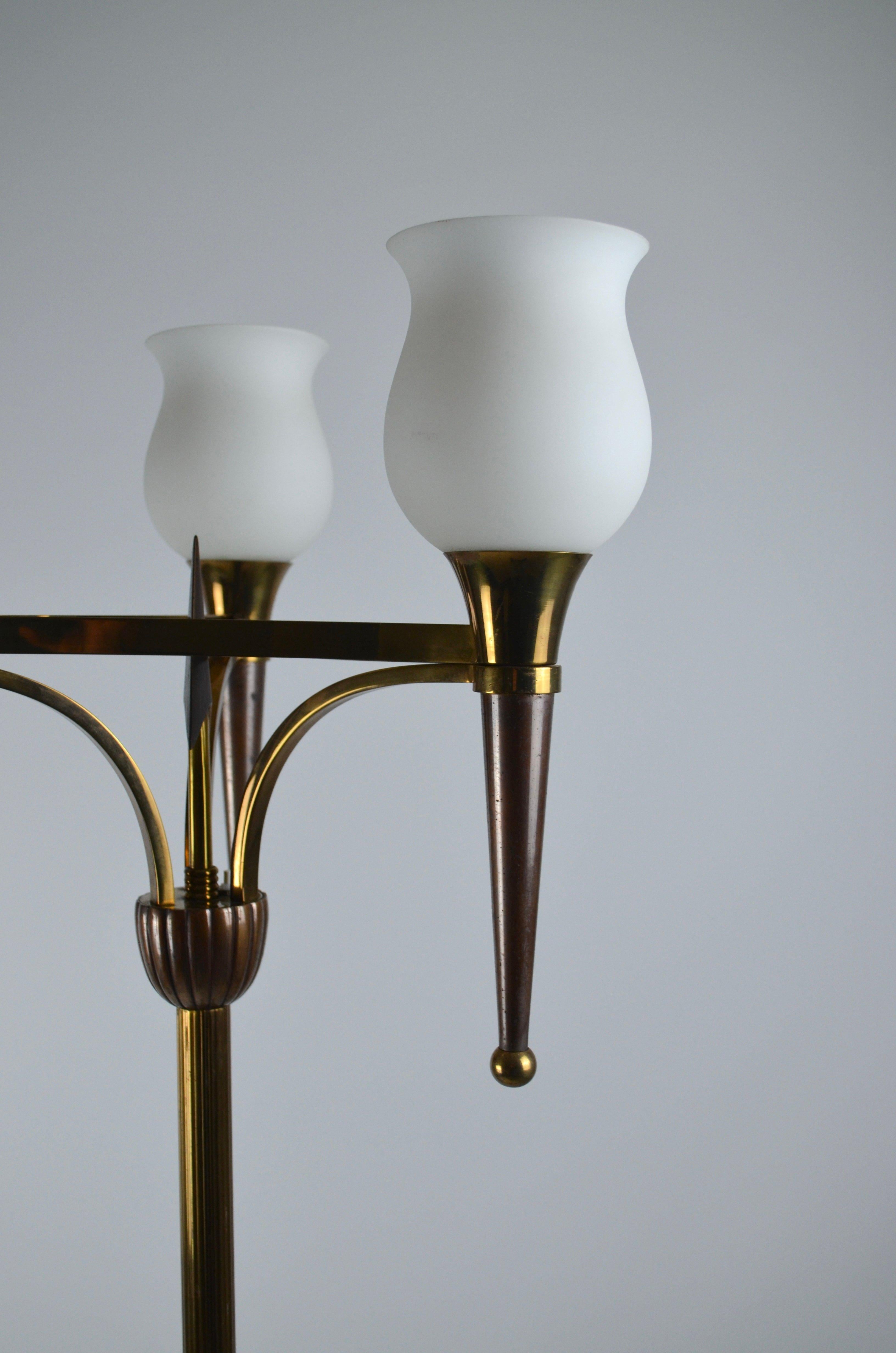 Metà XX secolo Lampada da terra francese a tre luci in bronzo e ottone, anni '50 in vendita