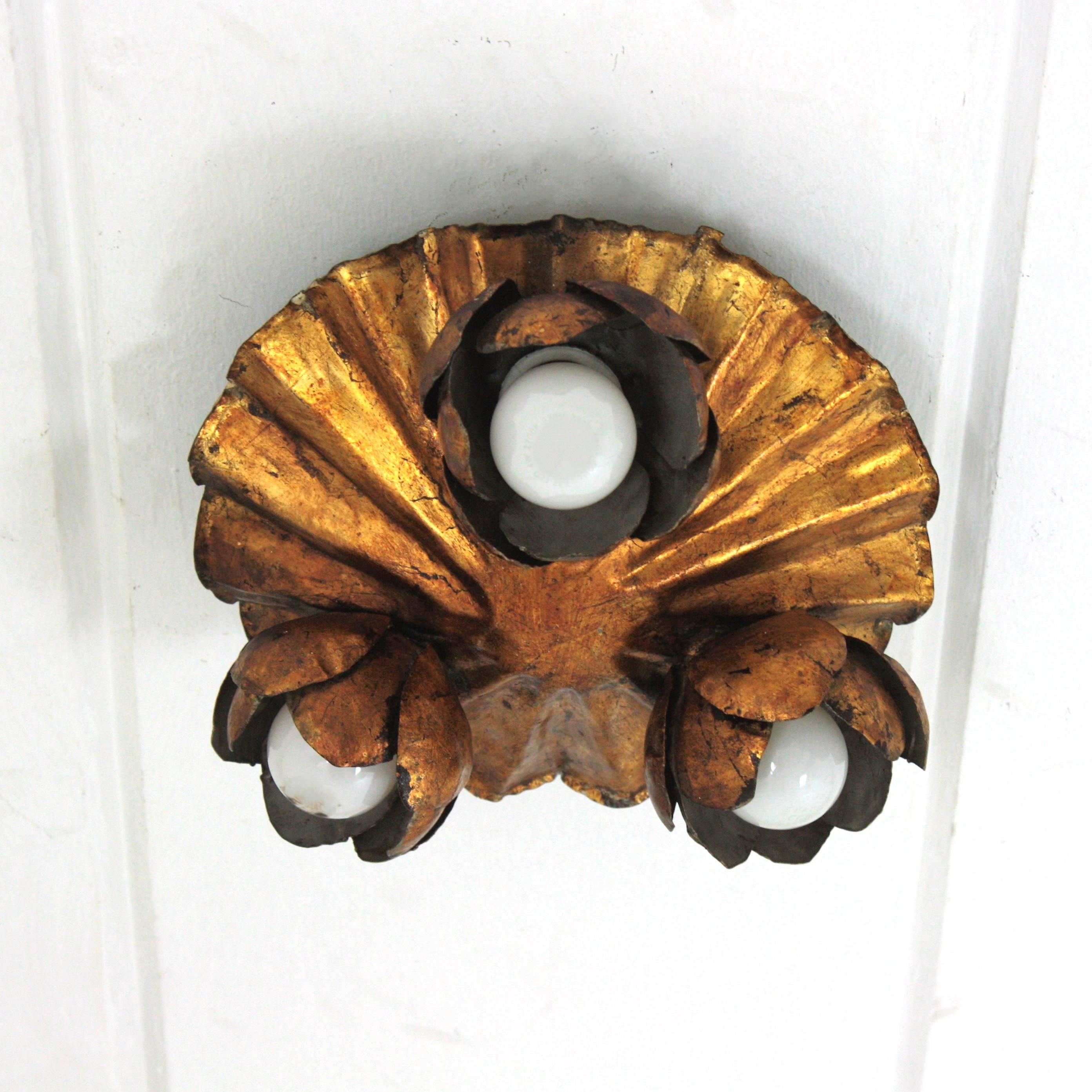 French Floral Flower Bouquet Wall or Ceiling Light Fixture in Gilt Iron  In Good Condition For Sale In Barcelona, ES