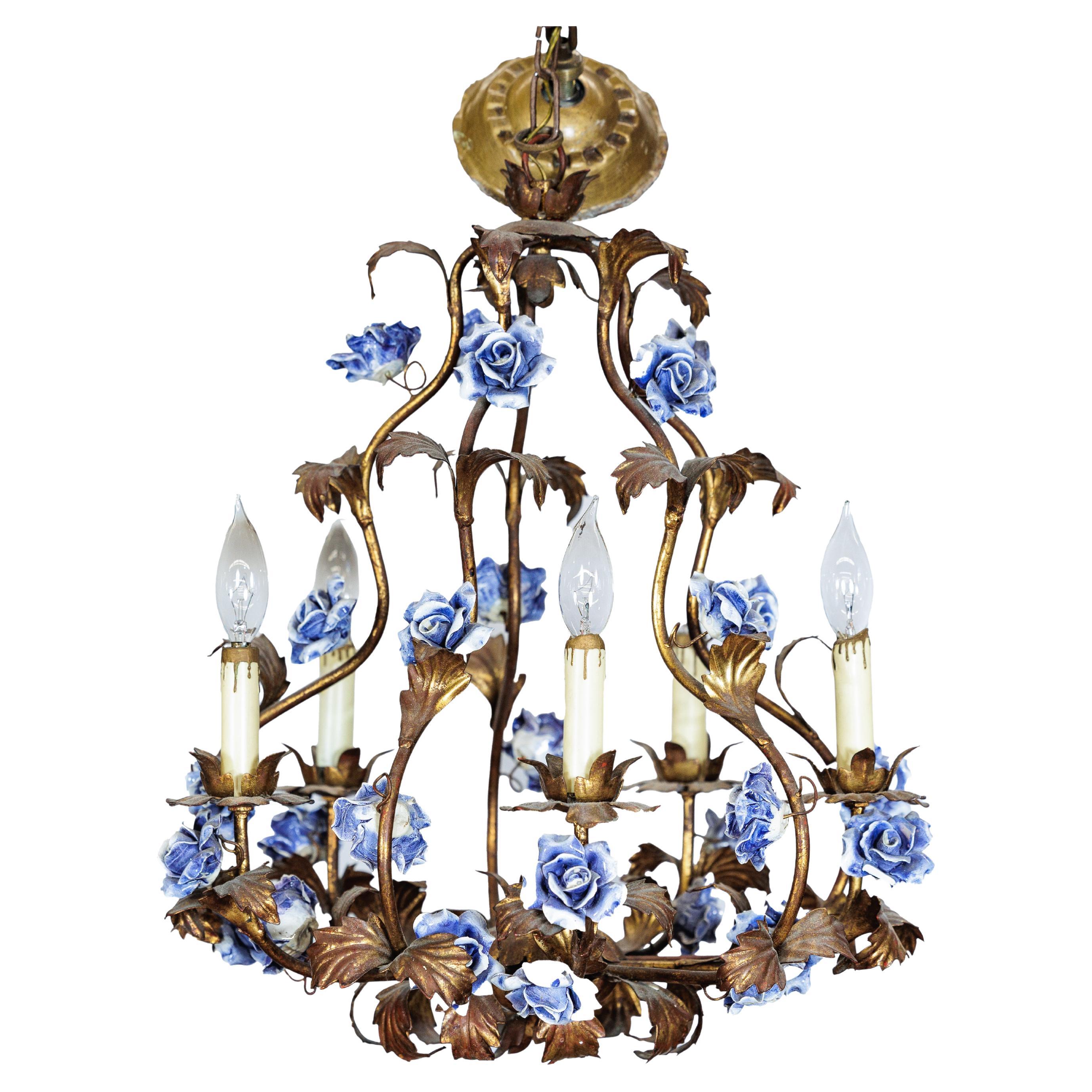 Lustre à cinq lumières en vermeil avec roses en porcelaine bleue et blanche