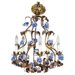 Lustre à cinq lumières en vermeil avec roses en porcelaine bleue et blanche