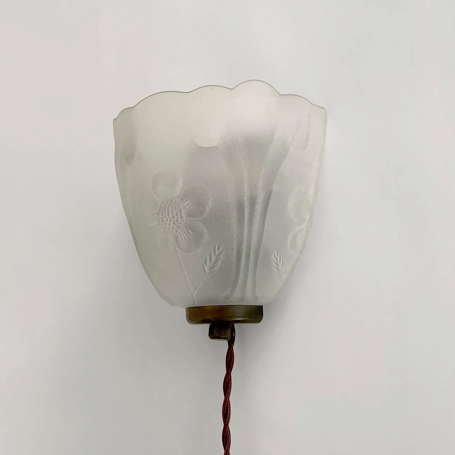 French Floral Glass Single Wall Sconce In Good Condition For Sale In Los Angeles, CA