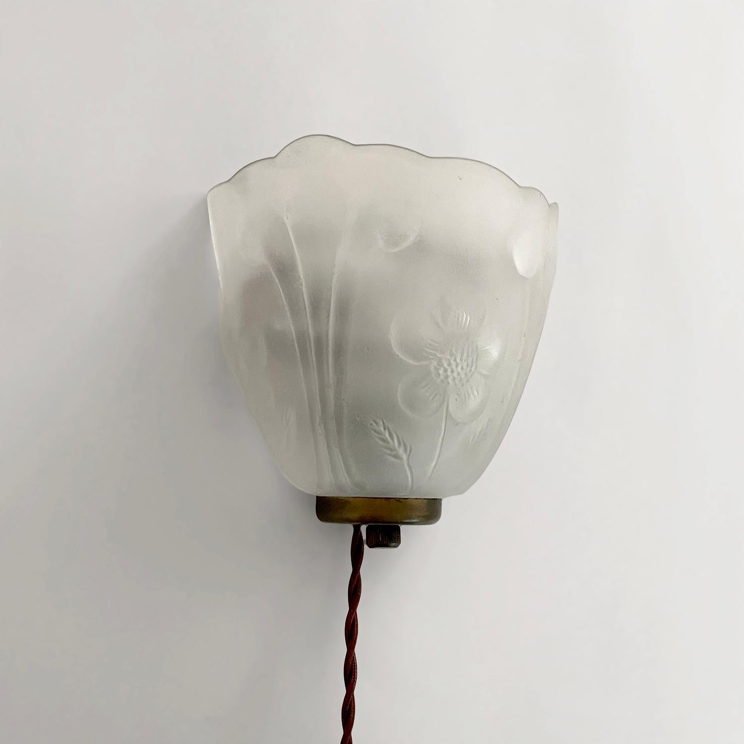 20th Century French Floral Glass Single Wall Sconce For Sale