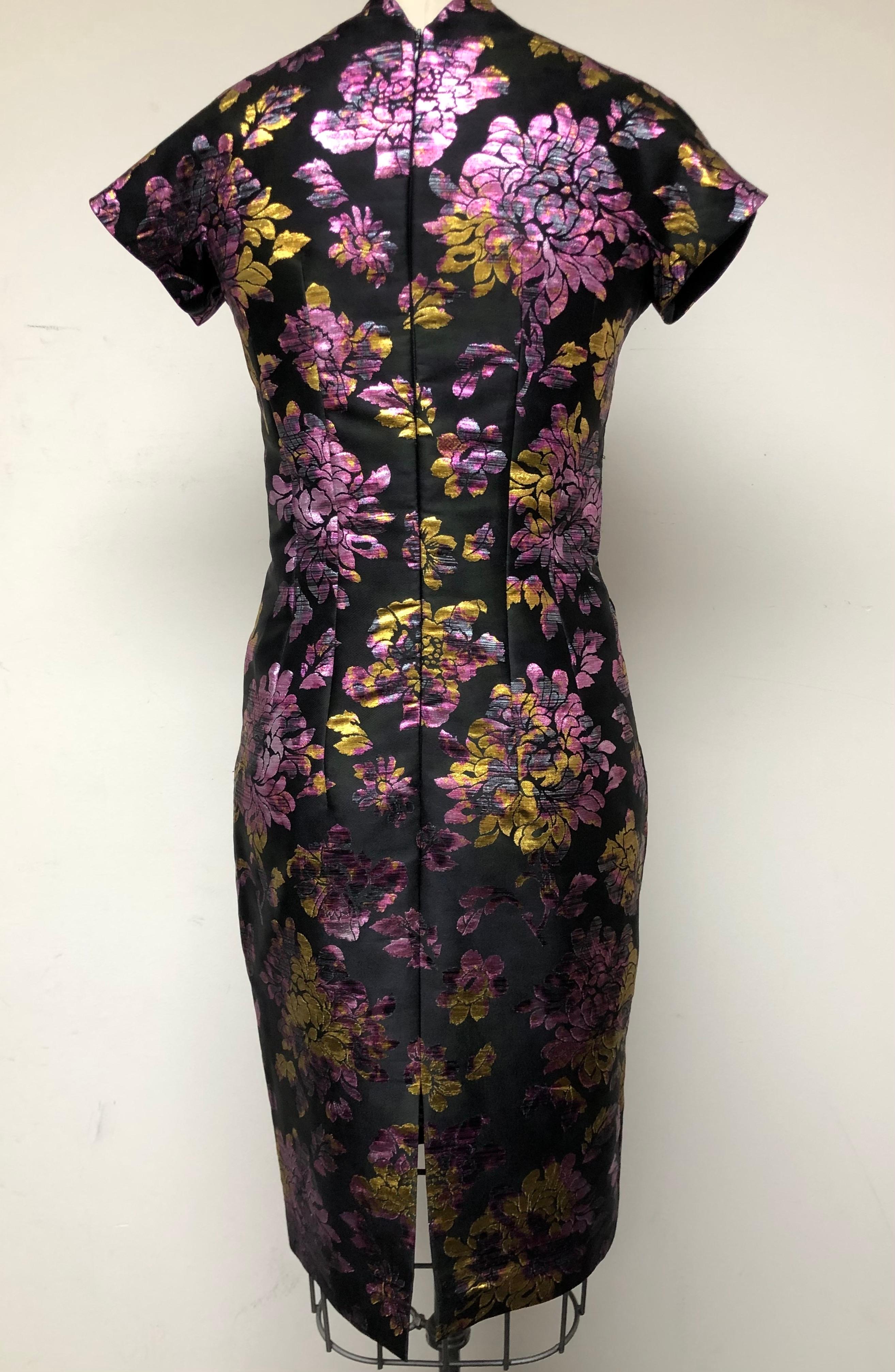 French Floral Jacquard Pink, Gold and Black Slim Dress with Scalloped Neckline For Sale 1