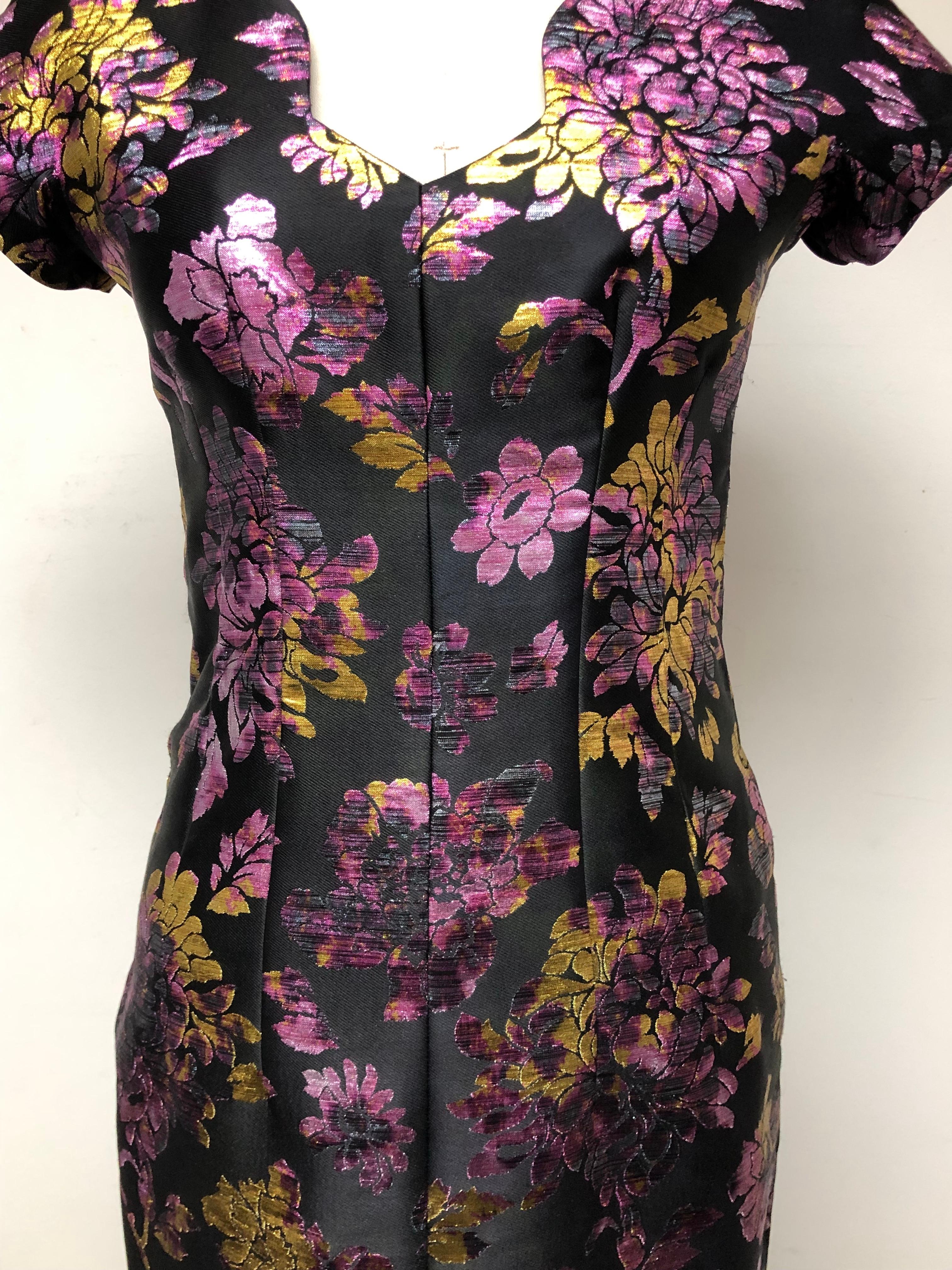 French Floral Jacquard Pink, Gold and Black Slim Dress with Scalloped Neckline For Sale 2