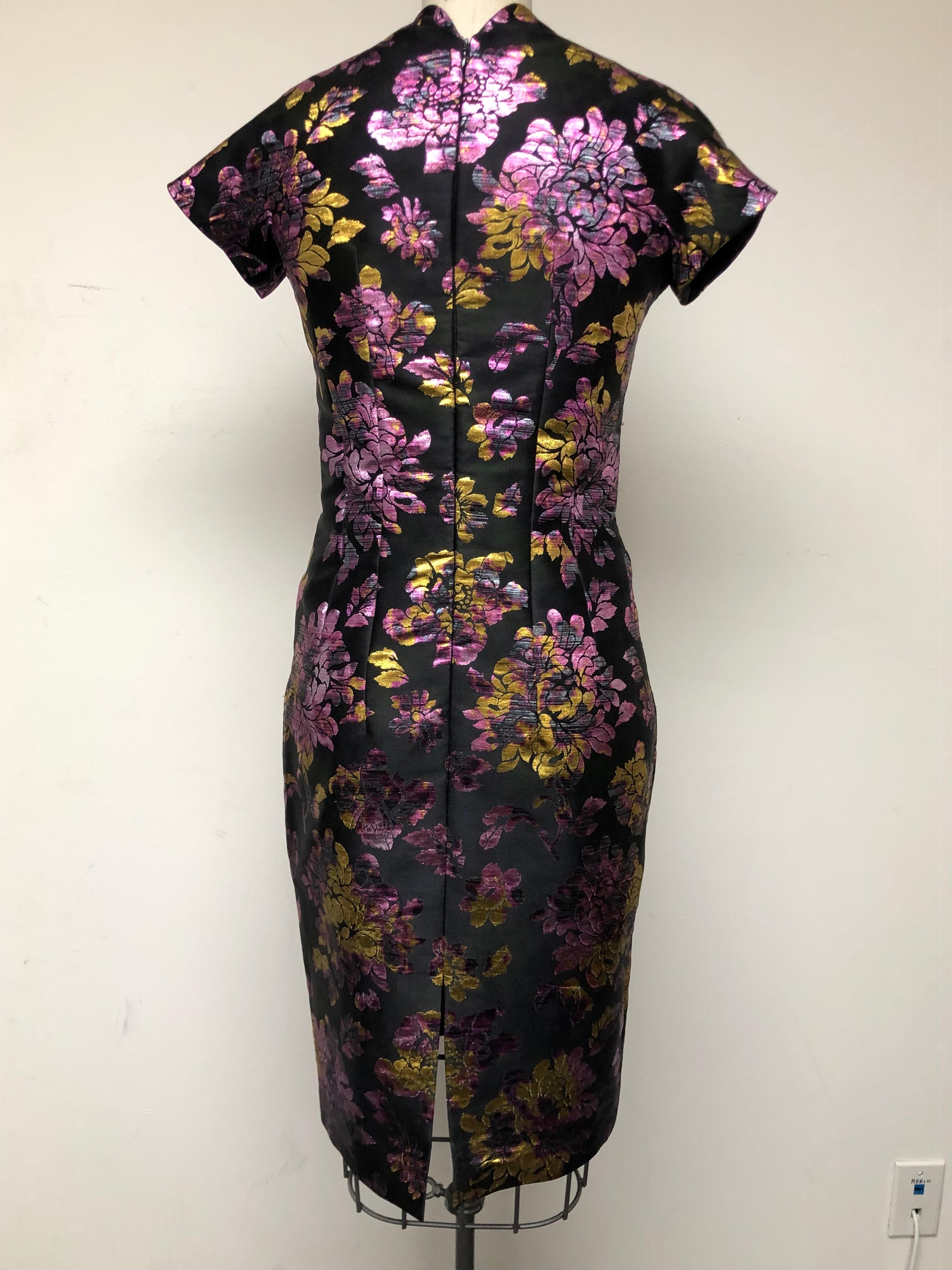 French Floral Jacquard Pink, Gold and Black Slim Dress with Scalloped Neckline For Sale 3
