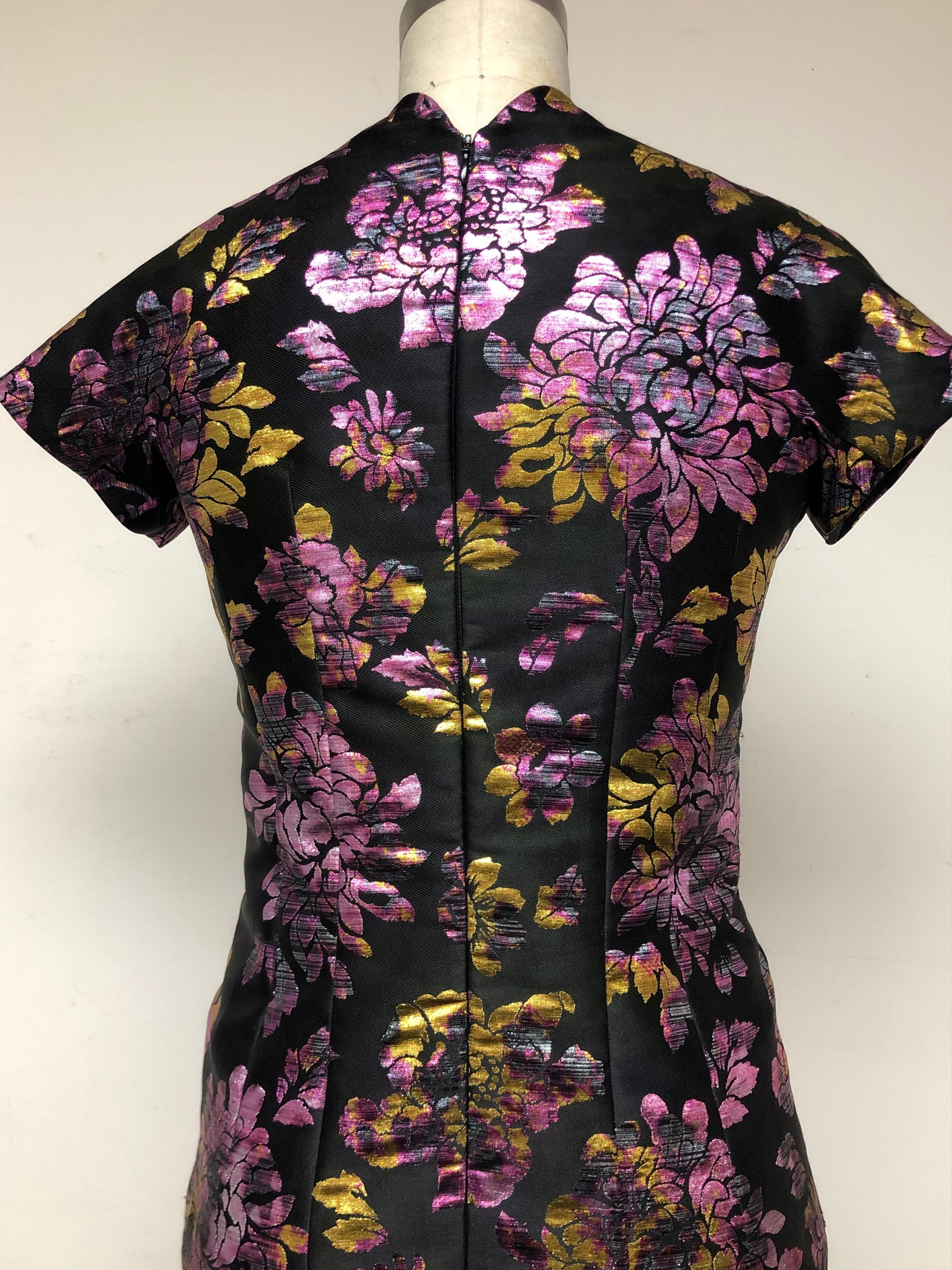 French Floral Jacquard Pink, Gold and Black Slim Dress with Scalloped Neckline For Sale 4