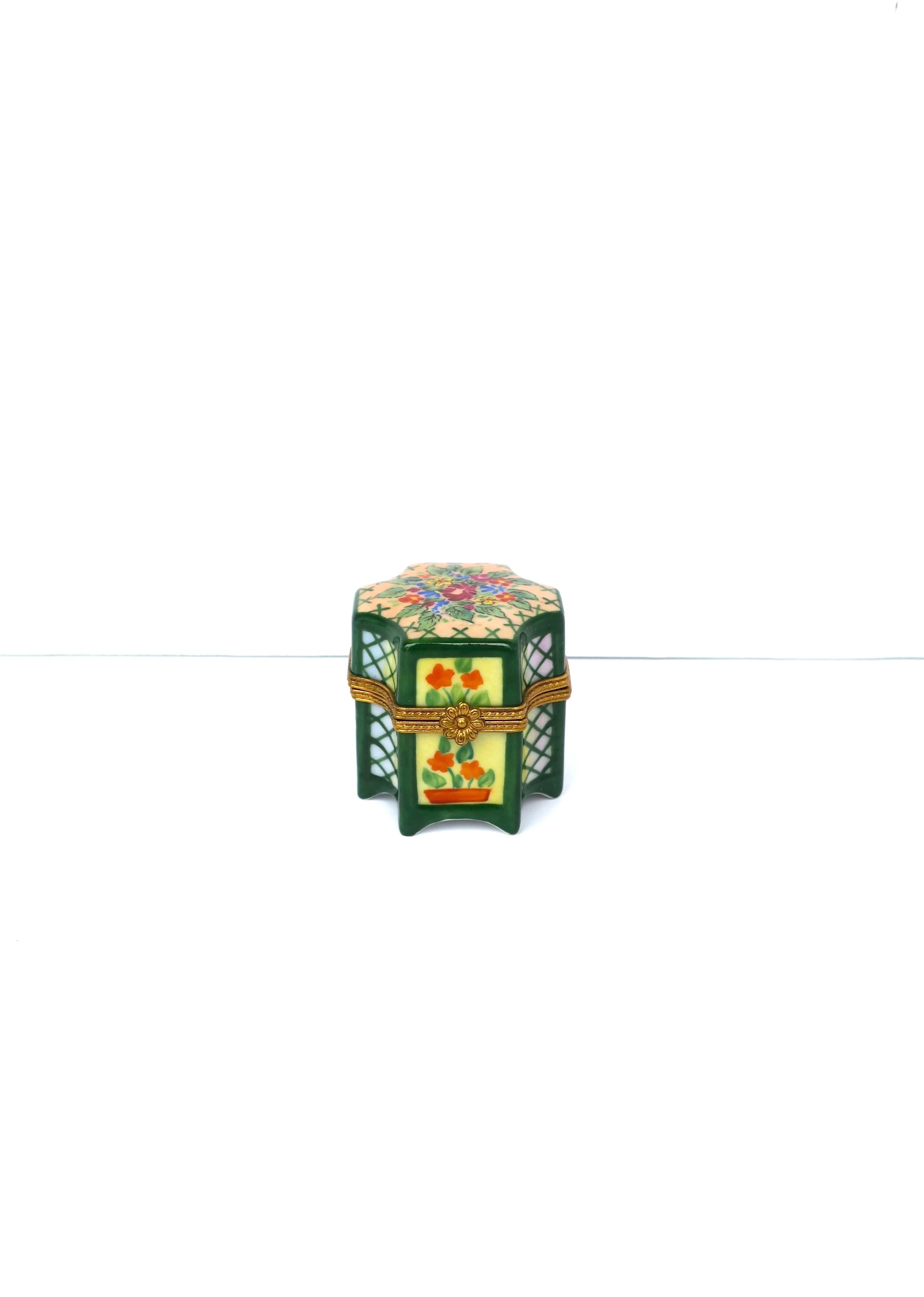Magnifique boîte à bijoux ou décorative en porcelaine française peinte à la main, avec charnière en laiton doré, vers le milieu du XXe siècle, Limoges, France. Une belle boîte en porcelaine avec des fleurs et des feuilles peintes à la main couvrant