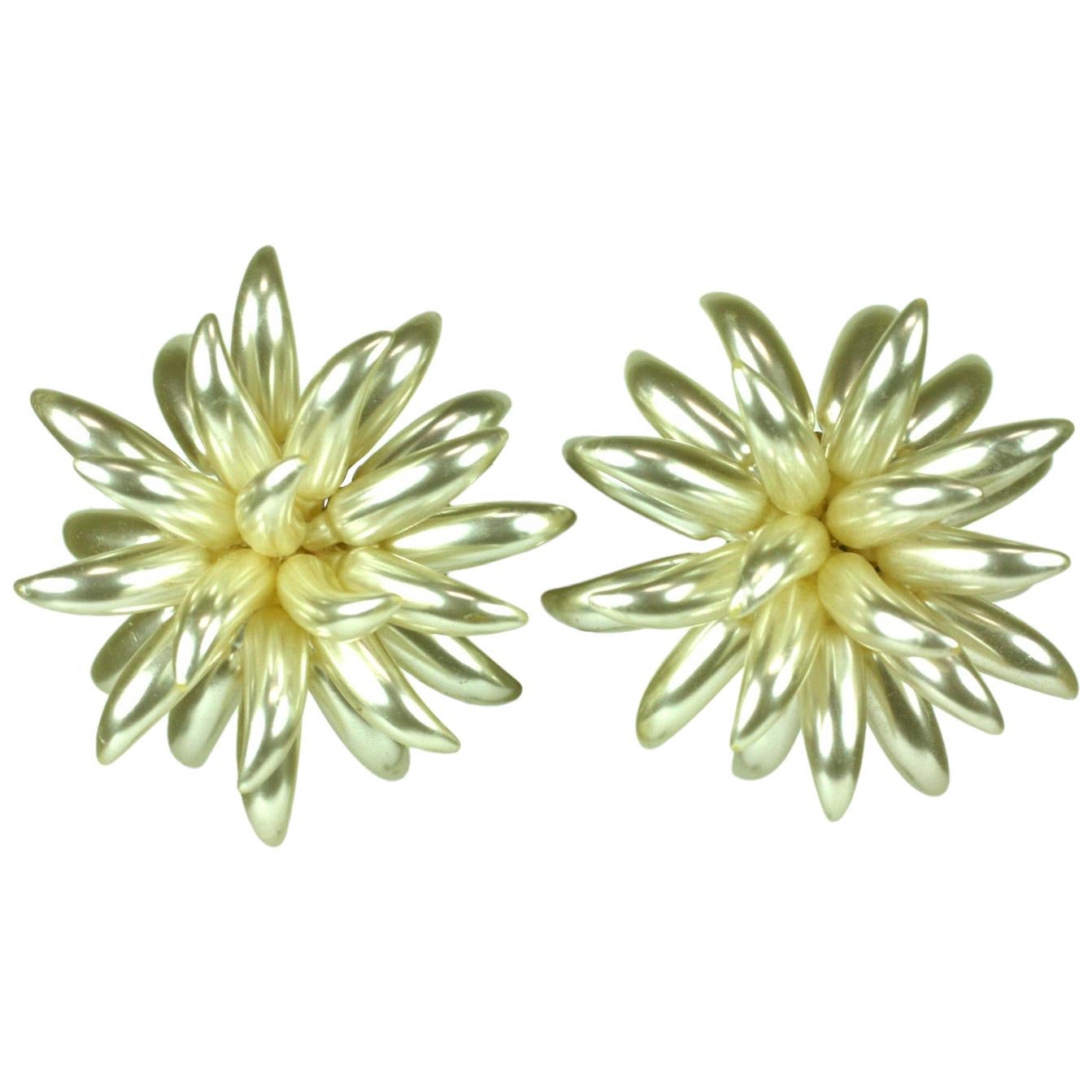 Pendientes de perlas francesas en forma de flor a gran escala