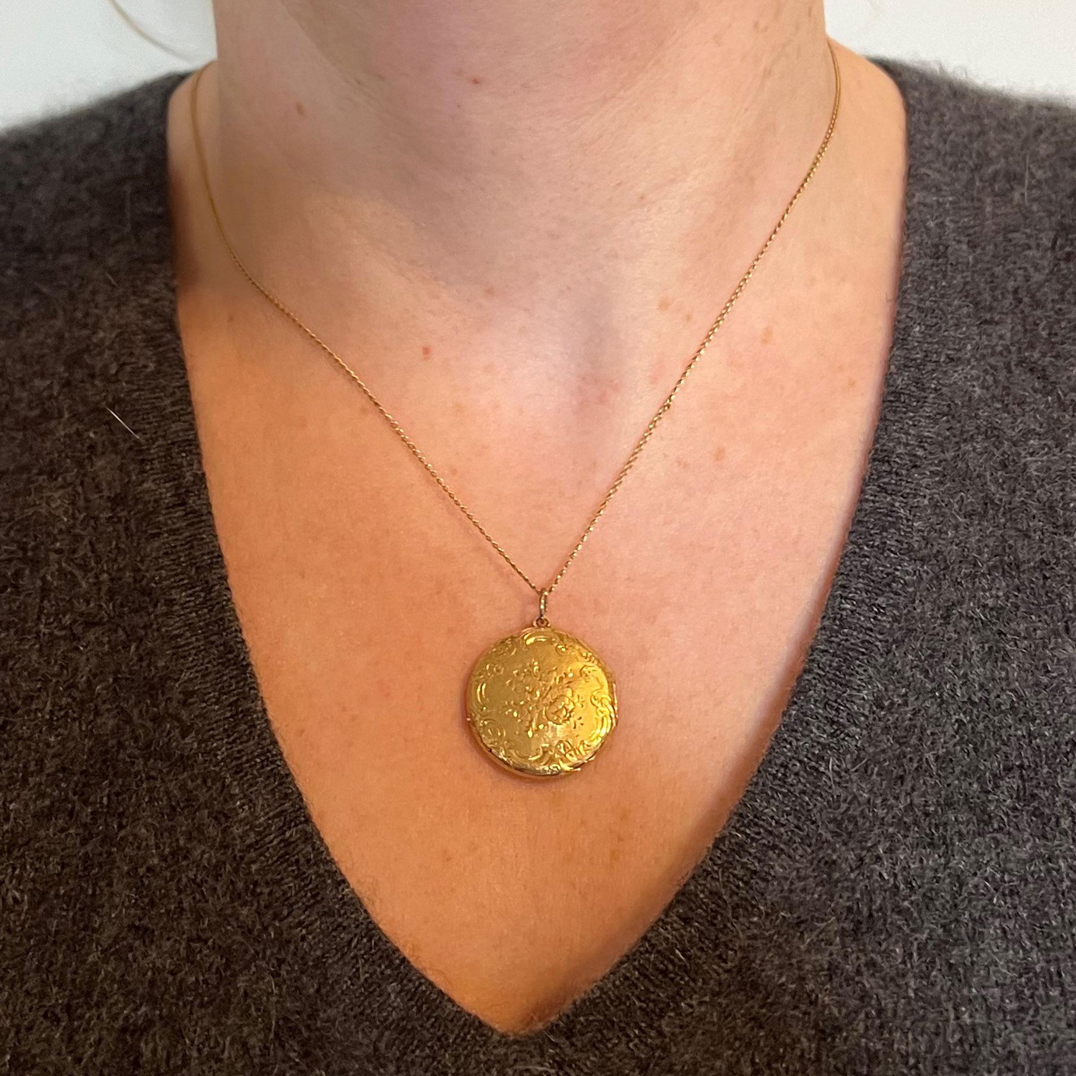 Médaillon pendentif fleurs françaises en or jaune 18 carats en vente 1