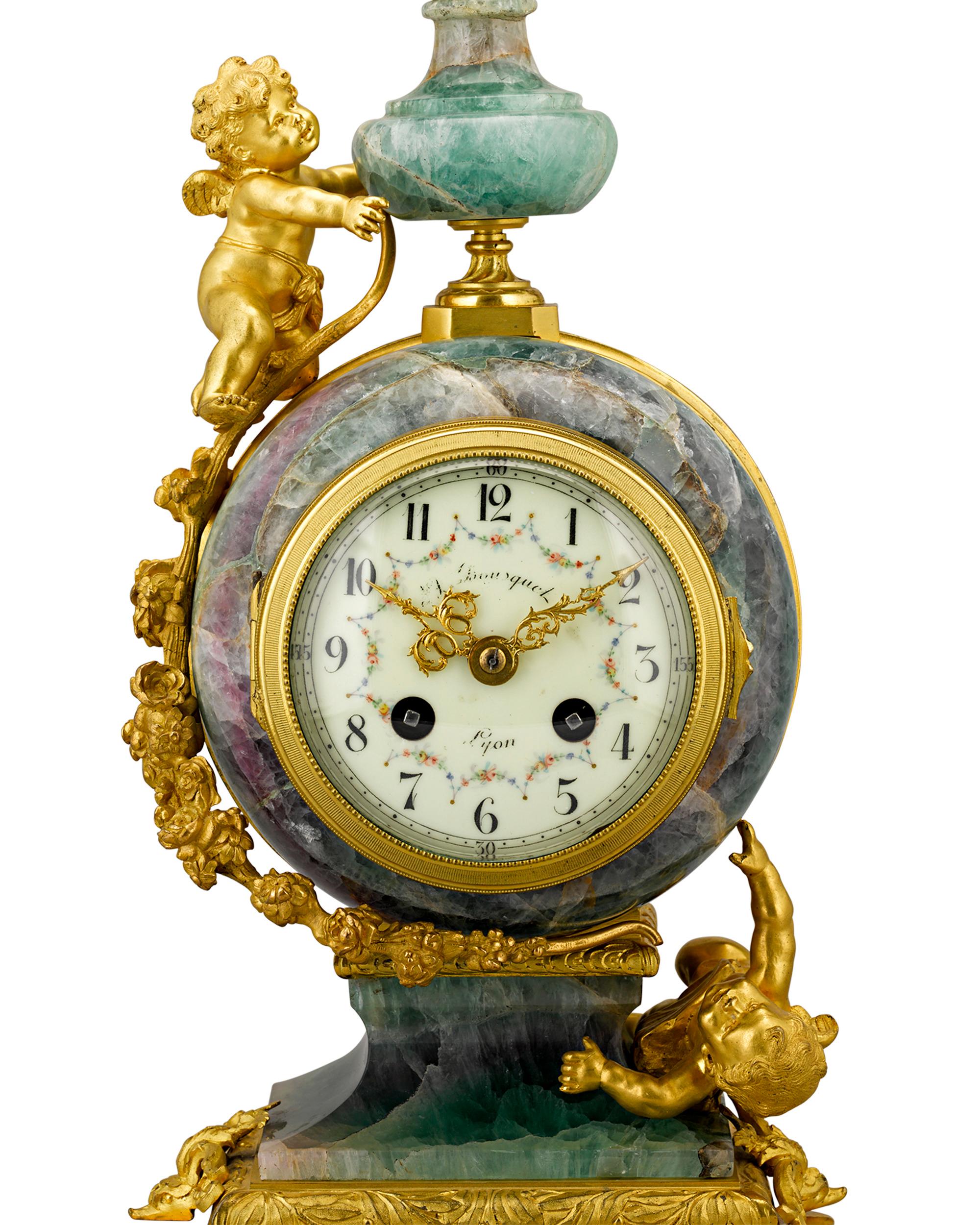 Rococo Garniture d'horloge française en fluorine et bronze doré en vente