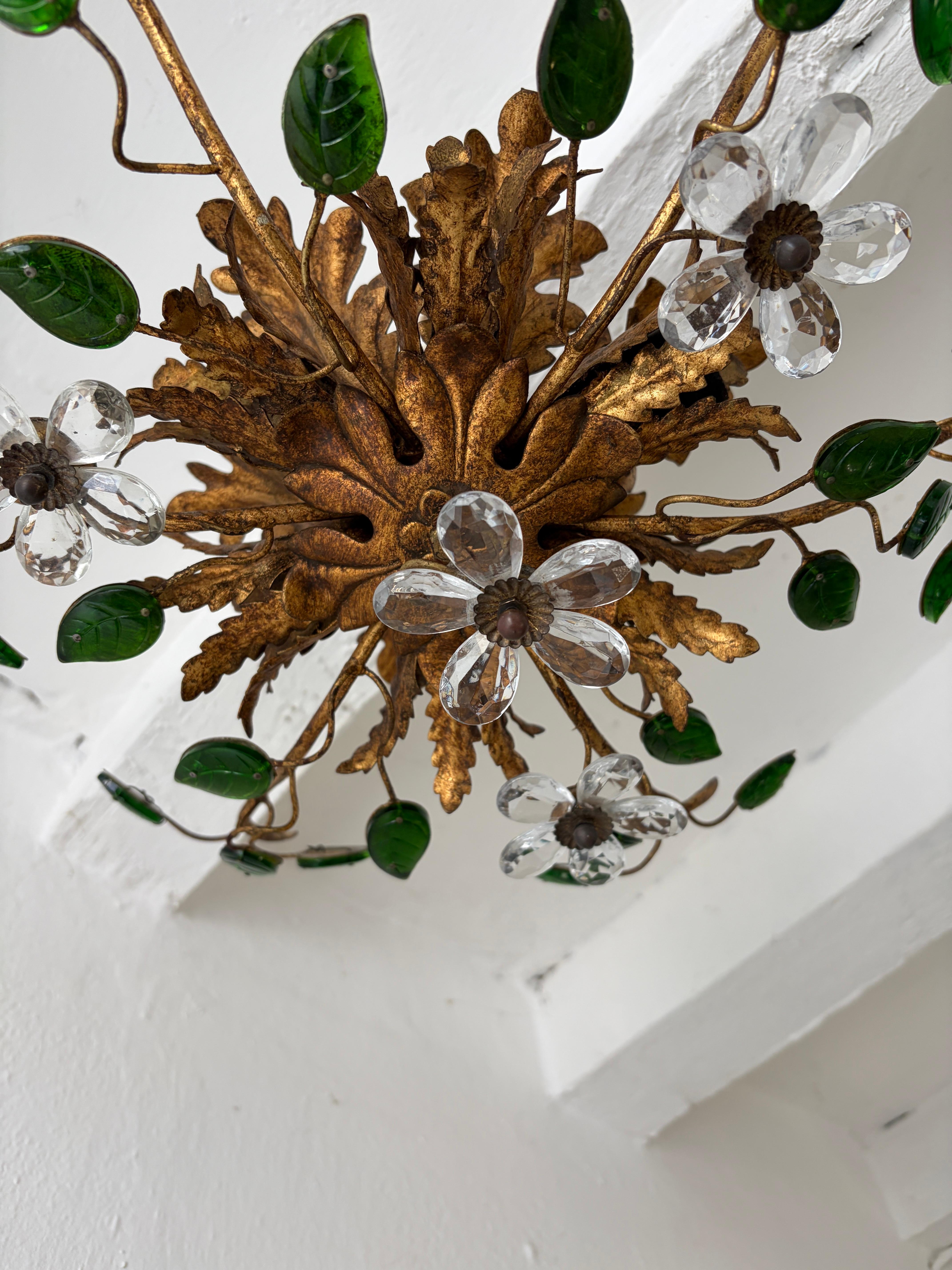 Carcasa 6 luces. Se recableará con enchufes certificados UL US para EE.UU. y enchufes adecuados para el resto de países, y estará listo para colgar. Tole de oro. Flores de prisma de cristal y hojas verdes poco comunes también. Firmado Bagues. Envío