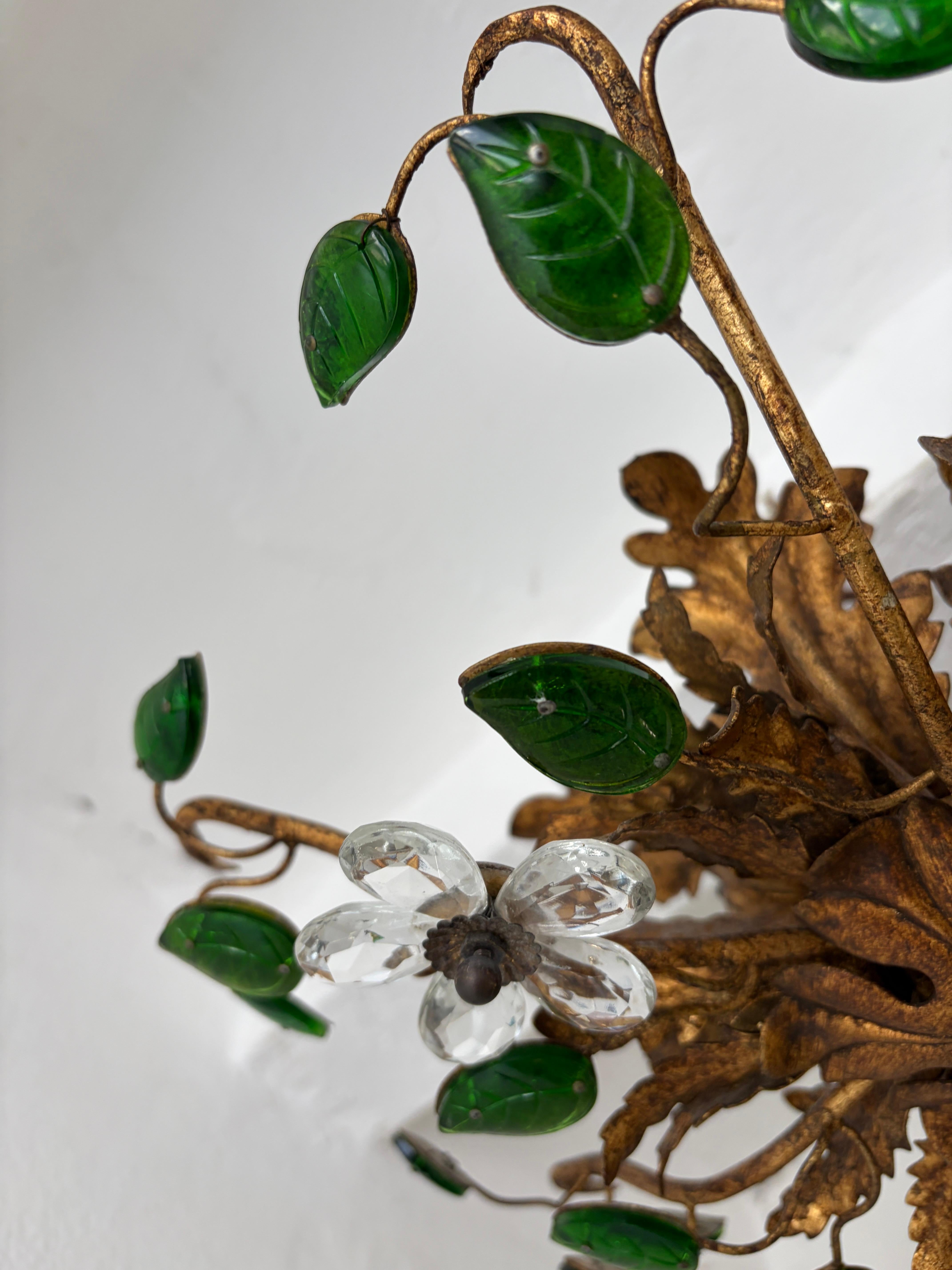 Lámpara de araña francesa a ras de suelo Maison Baguès Flores de cristal y hojas verdes Francés en venta