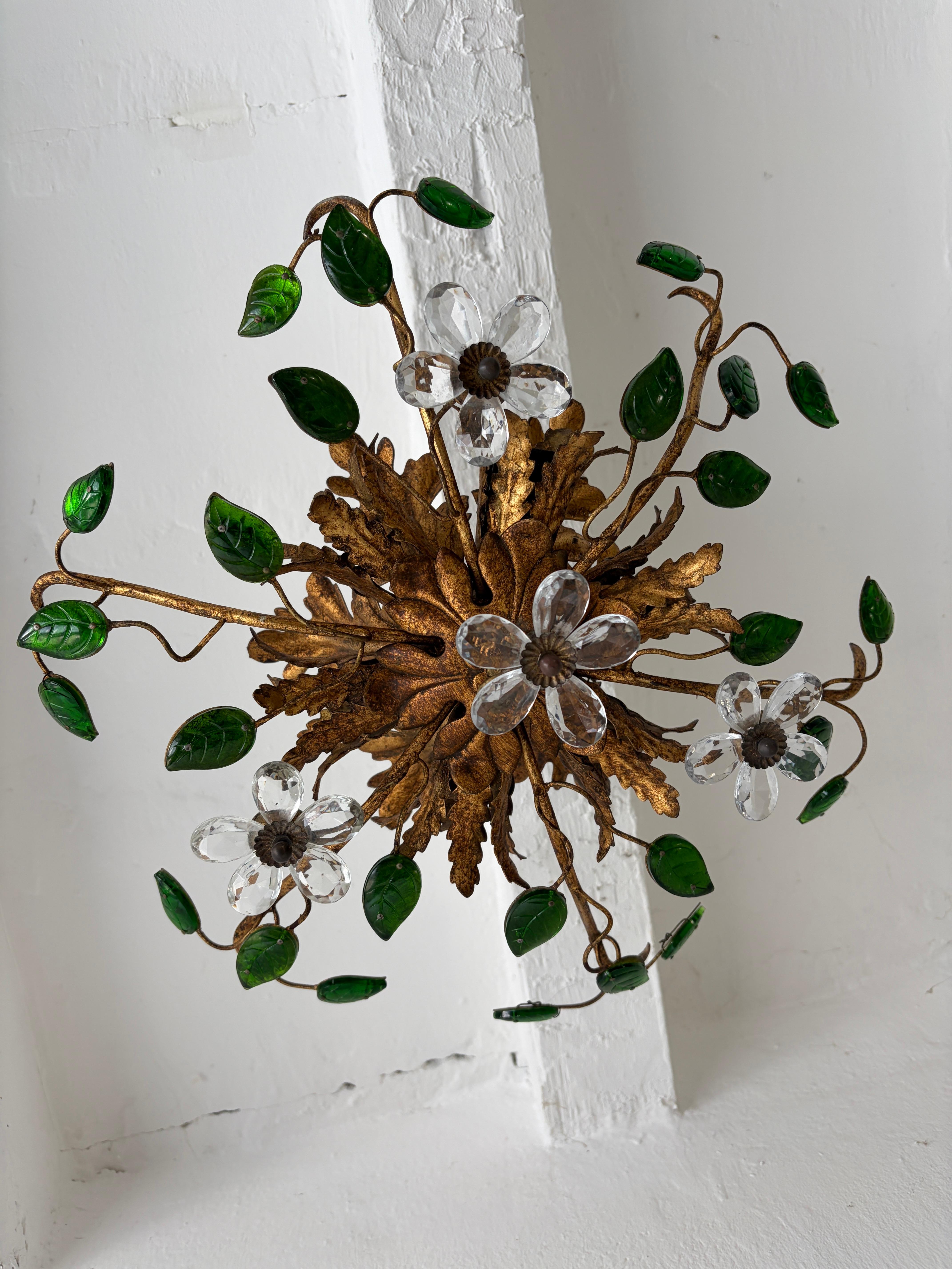 Lámpara de araña francesa a ras de suelo Maison Baguès Flores de cristal y hojas verdes mediados del siglo XX en venta