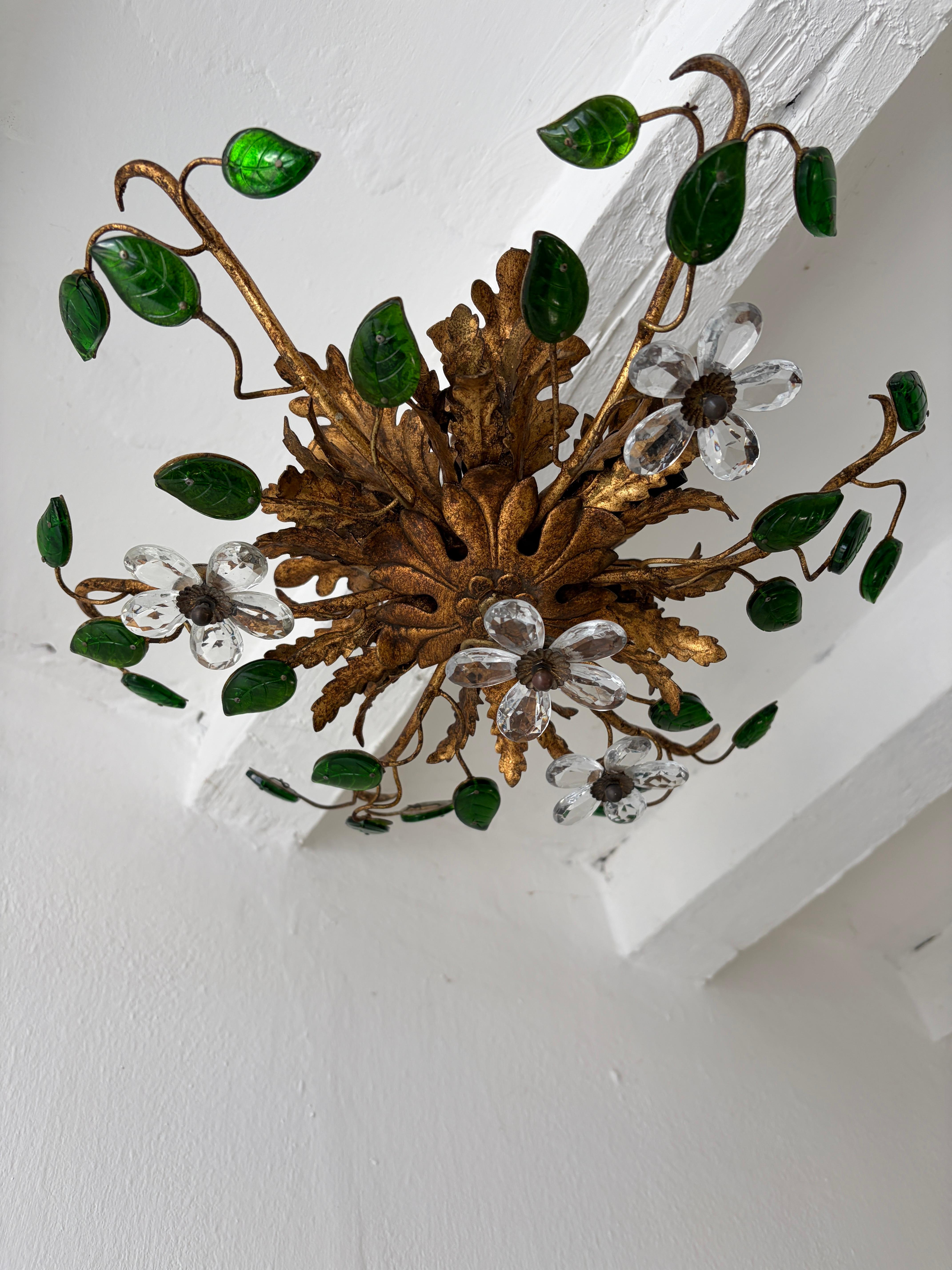 Lámpara de araña francesa a ras de suelo Maison Baguès Flores de cristal y hojas verdes en venta 1