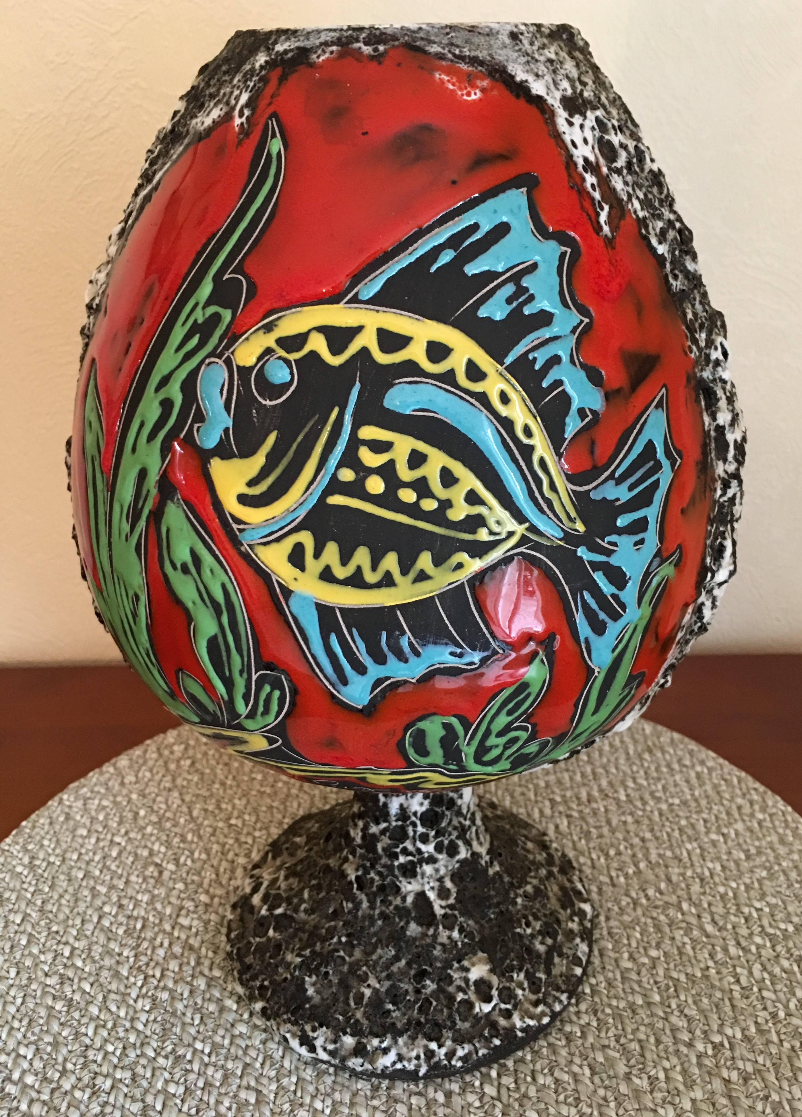 Un étonnant vase en céramique française avec un décor de poissons multicolores peint à la main, signé Pugi, et Fait main 3757 en dessous.
La glaçure noire et blanche présente de nombreux reliefs et symbolise l'écume de la mer.
L'atelier était situé