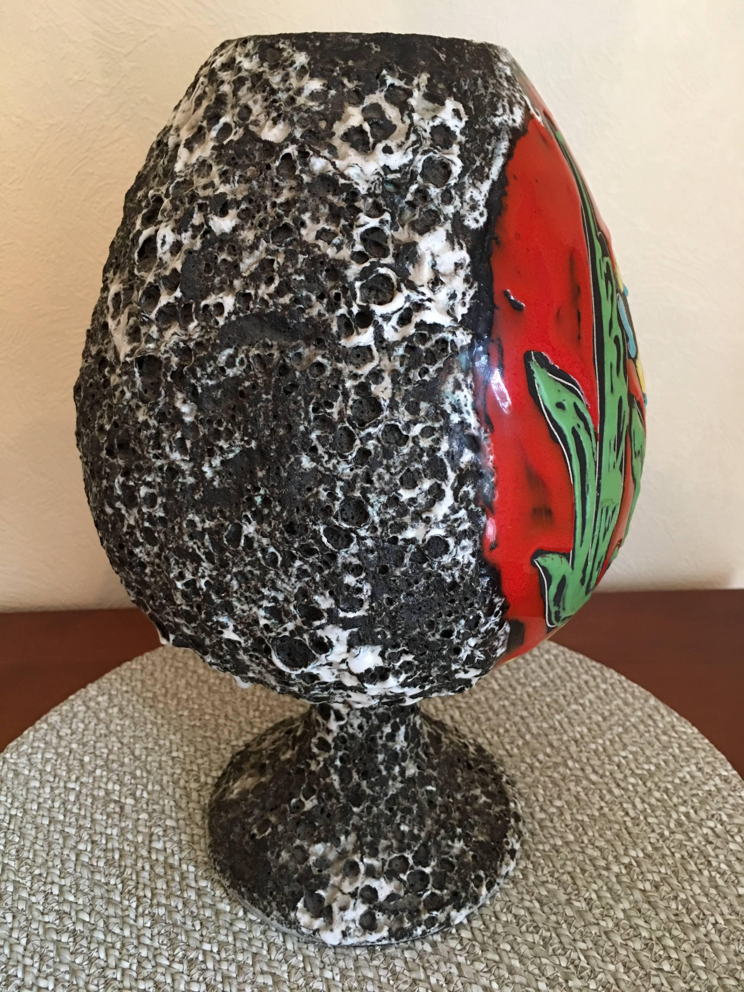Monégasque Vase français en céramique à glaçure mousse, décor de poissons peints à la main, Monaco signé Pugi, années 1960 en vente