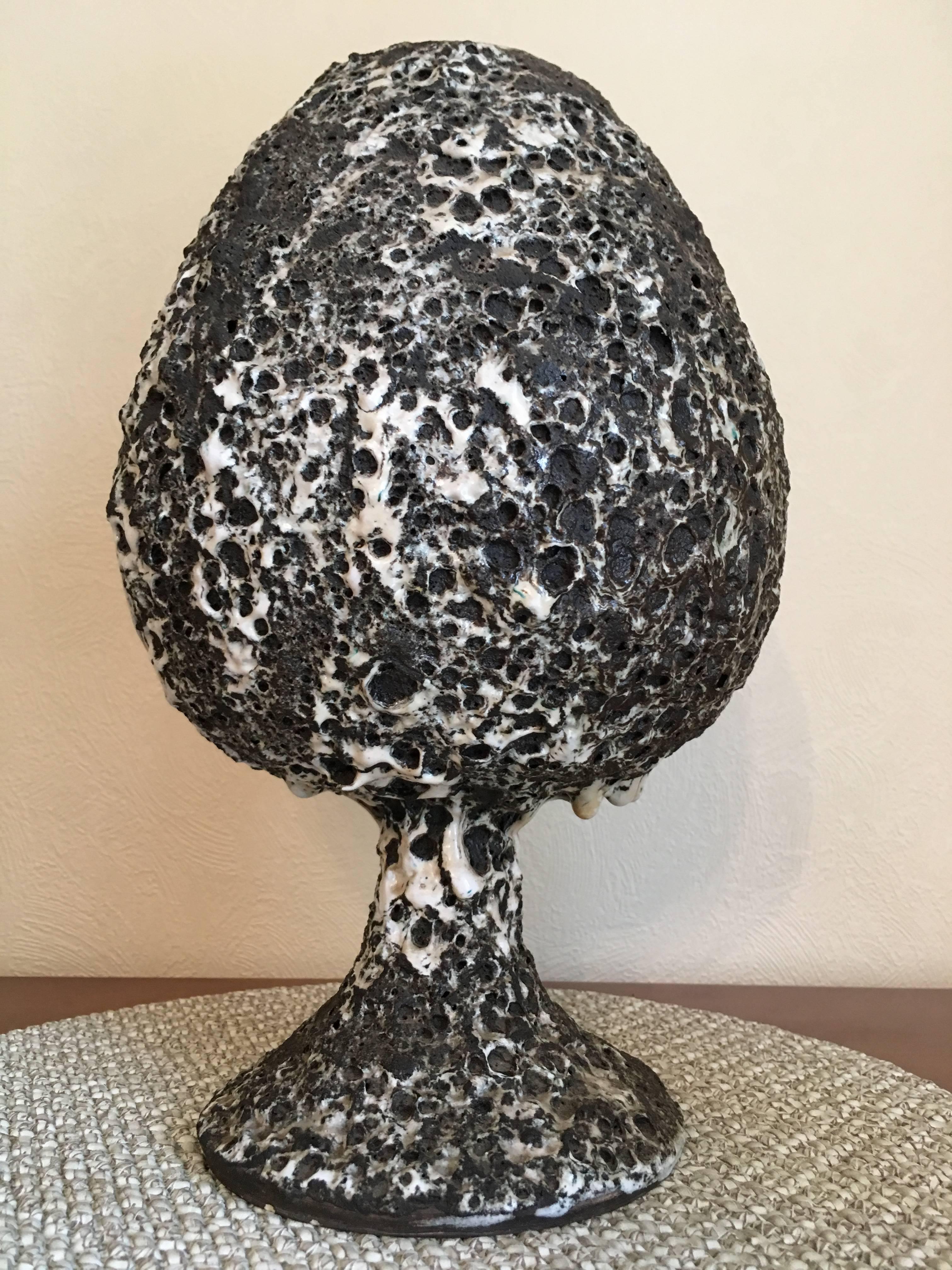 Vernissé Vase français en céramique à glaçure mousse, décor de poissons peints à la main, Monaco signé Pugi, années 1960 en vente