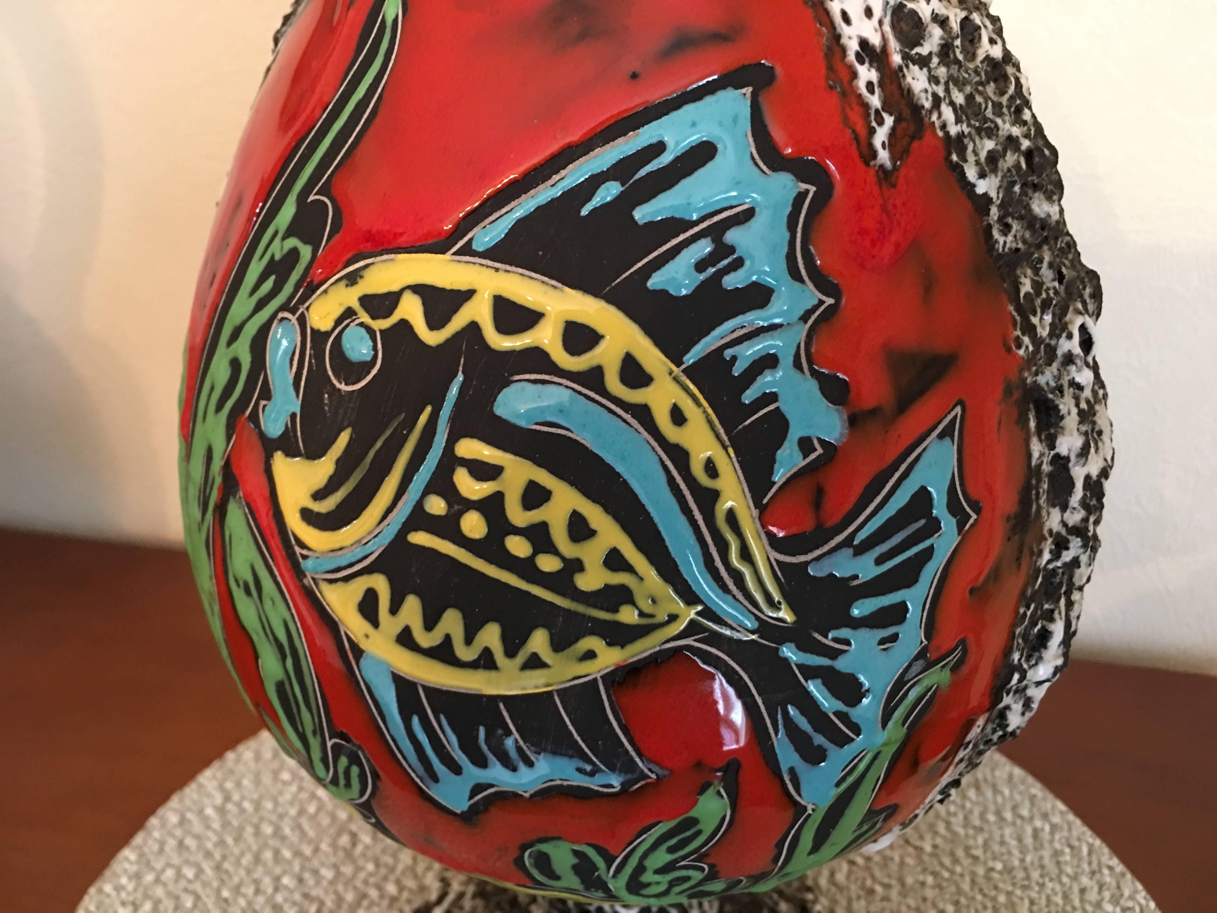 Vase français en céramique à glaçure mousse, décor de poissons peints à la main, Monaco signé Pugi, années 1960 Bon état - En vente à Aix En Provence, FR