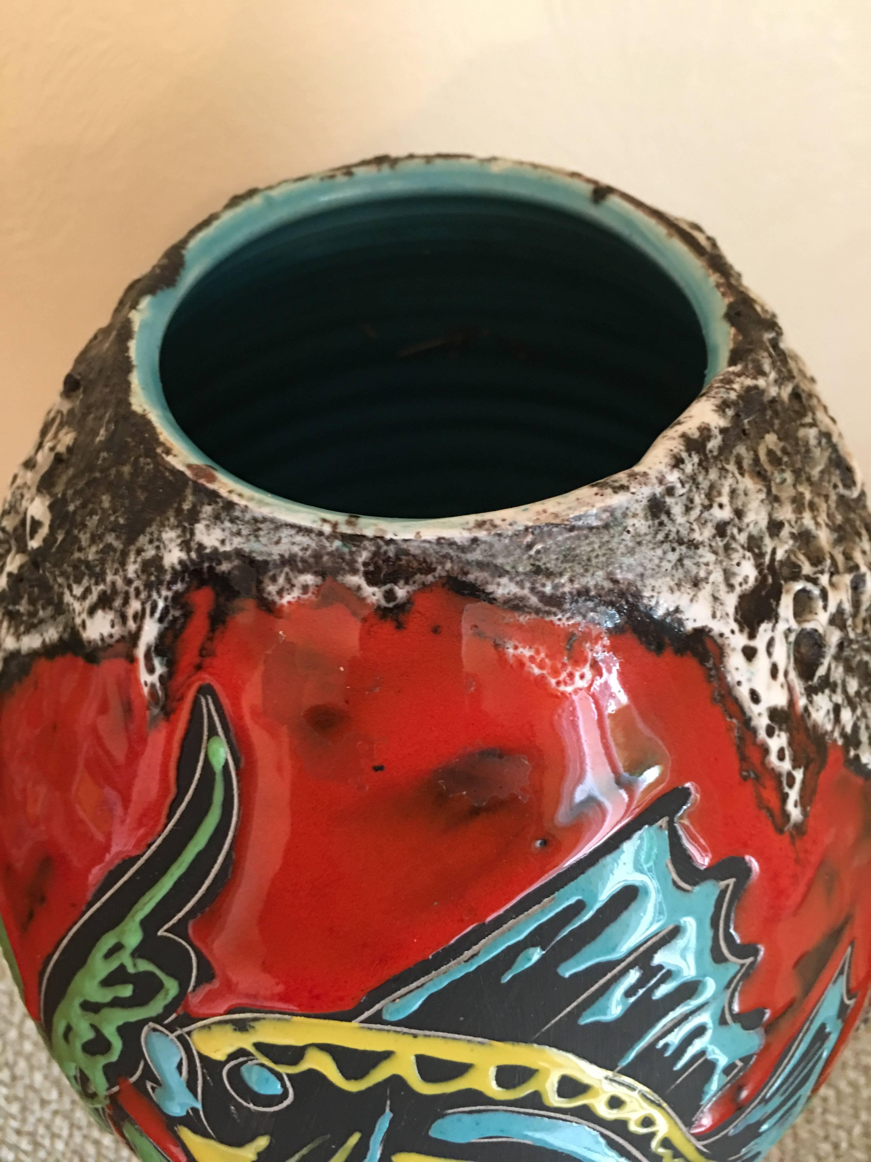 Milieu du XXe siècle Vase français en céramique à glaçure mousse, décor de poissons peints à la main, Monaco signé Pugi, années 1960 en vente