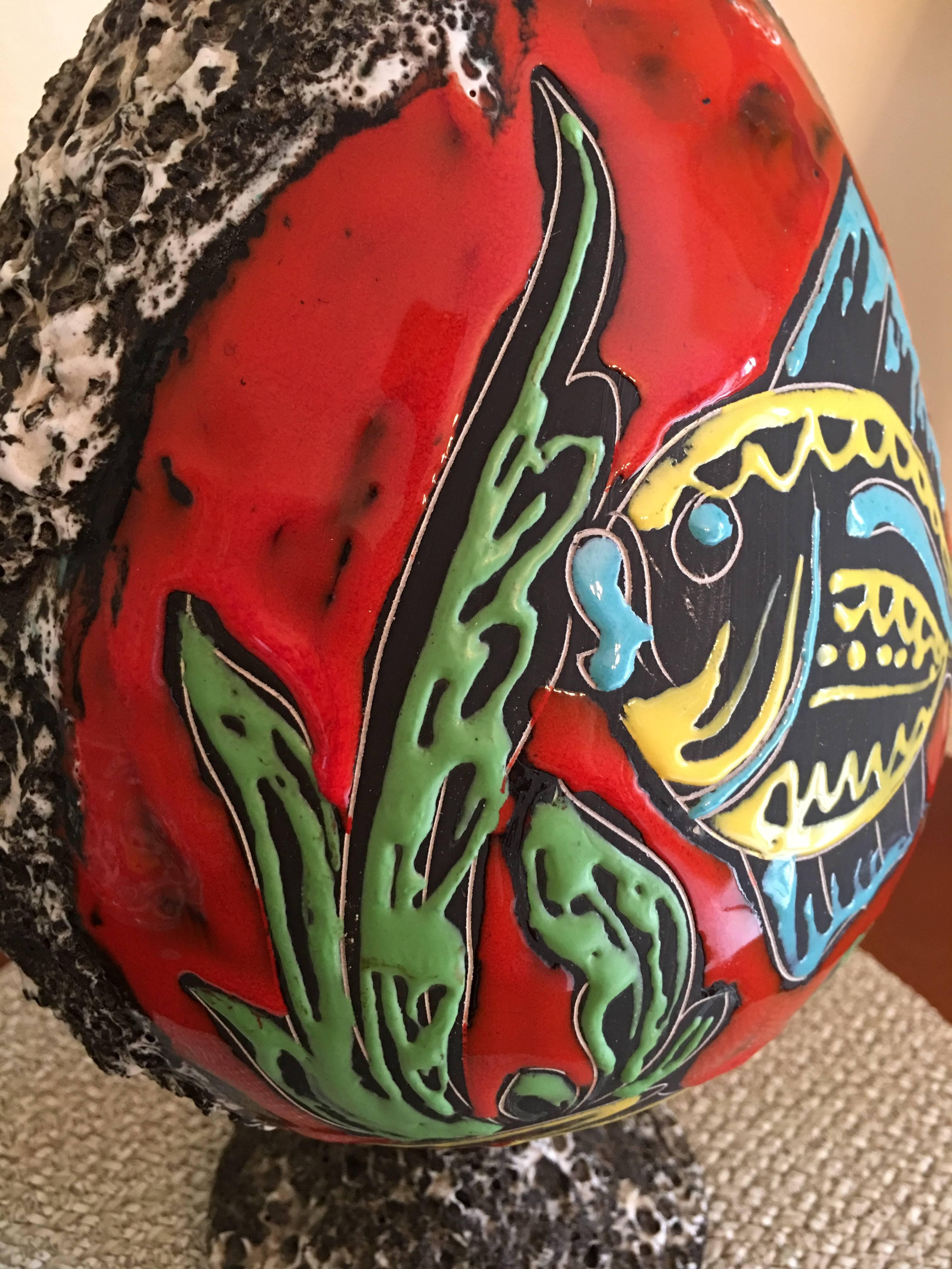 Vase français en céramique à glaçure mousse, décor de poissons peints à la main, Monaco signé Pugi, années 1960 en vente 1