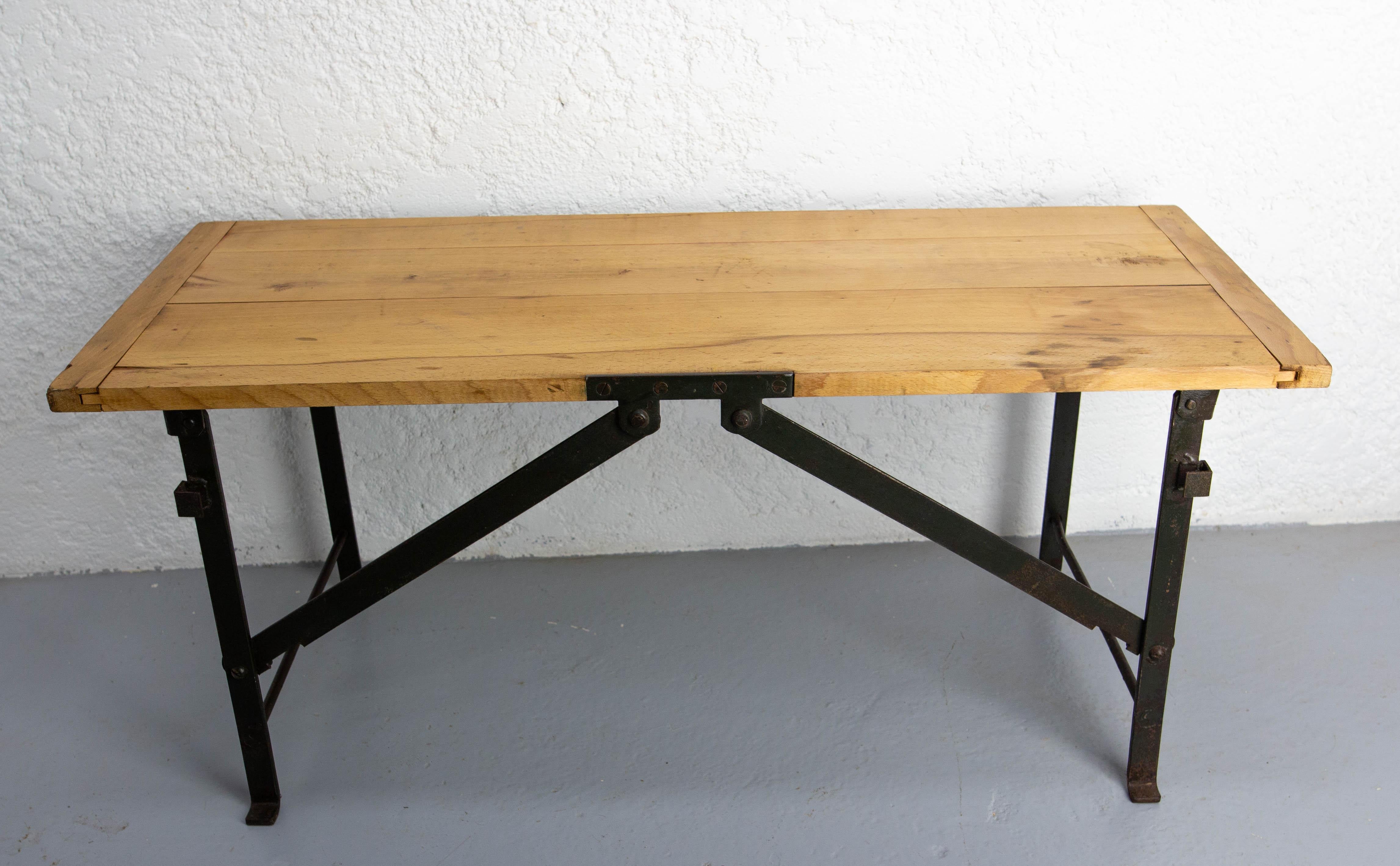 French Foldable Coffee Table Poplar and Iron, circa 1970 In Good Condition For Sale In Labrit, Landes