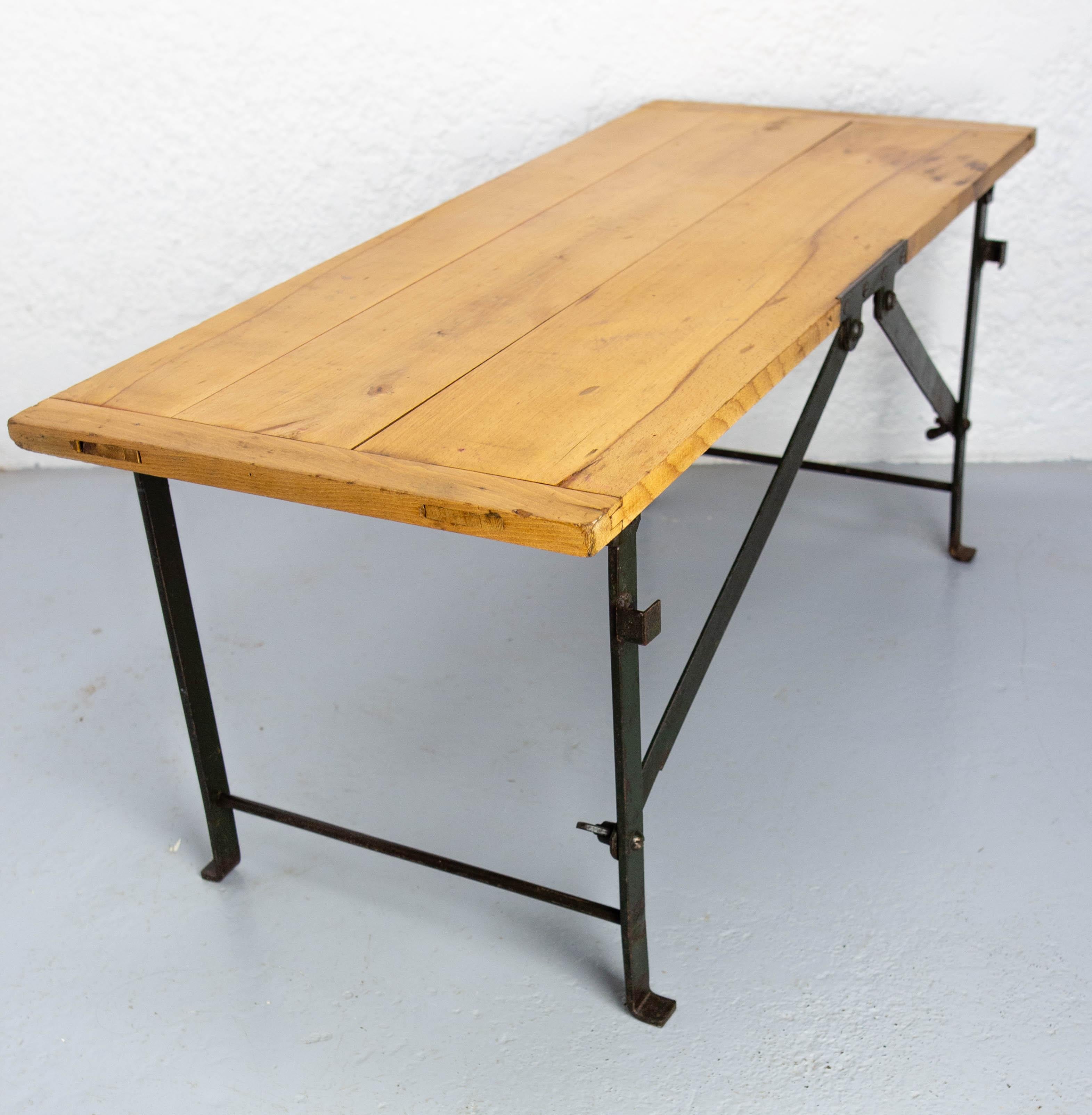 French Foldable Coffee Table Poplar and Iron, circa 1970 For Sale 2