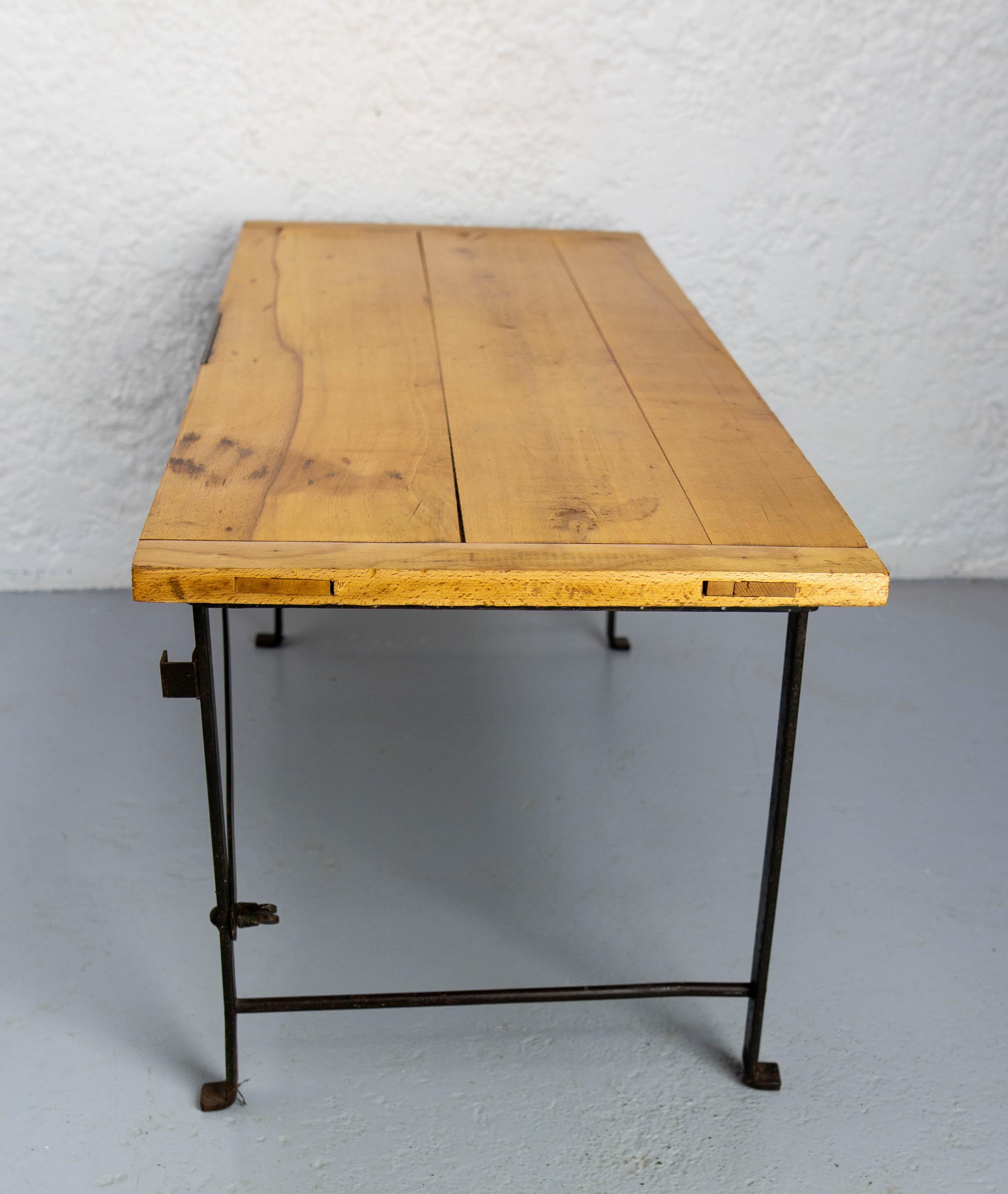 French Foldable Coffee Table Poplar and Iron, circa 1970 For Sale 3