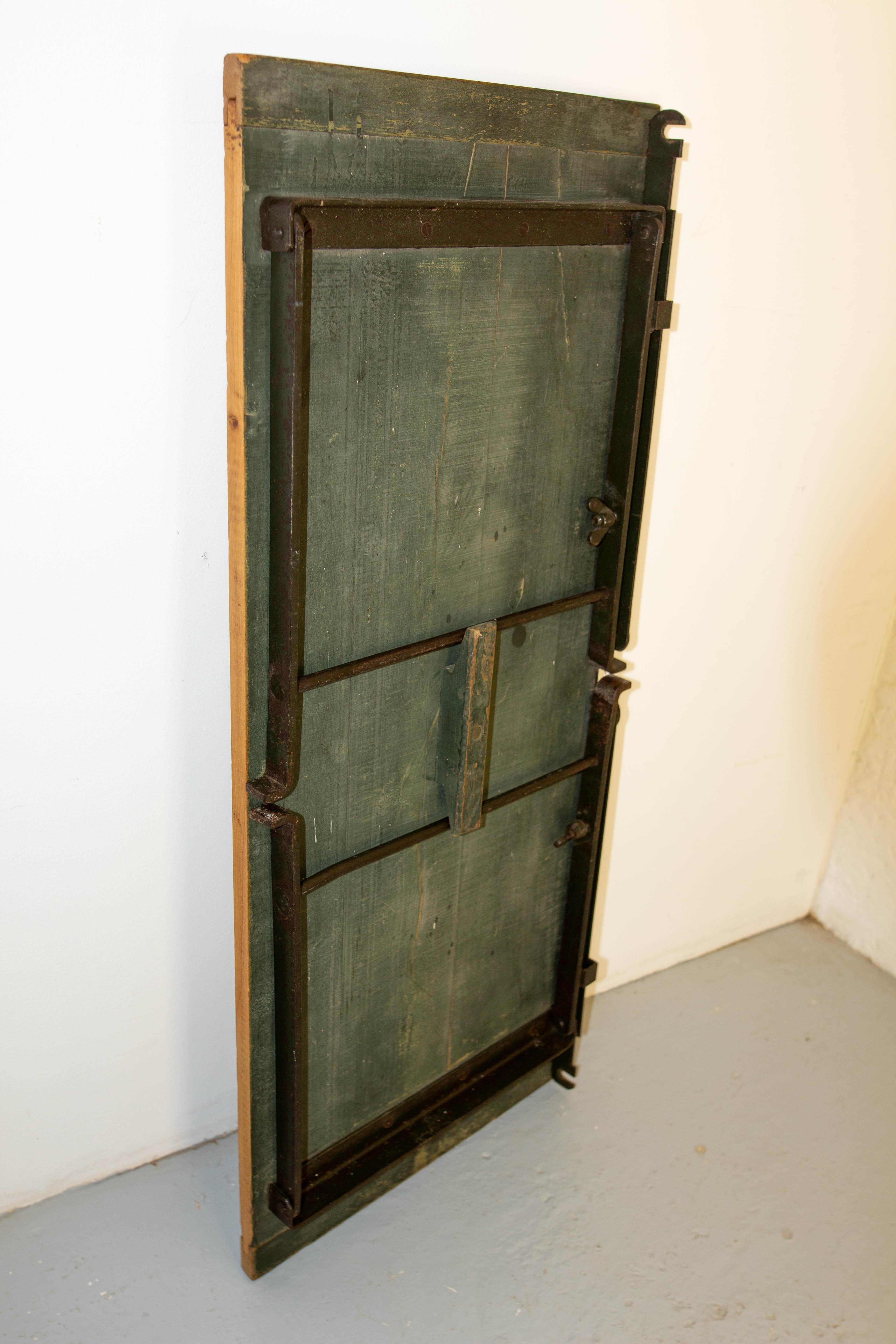 French Foldable Coffee Table Poplar and Iron, circa 1970 For Sale 4
