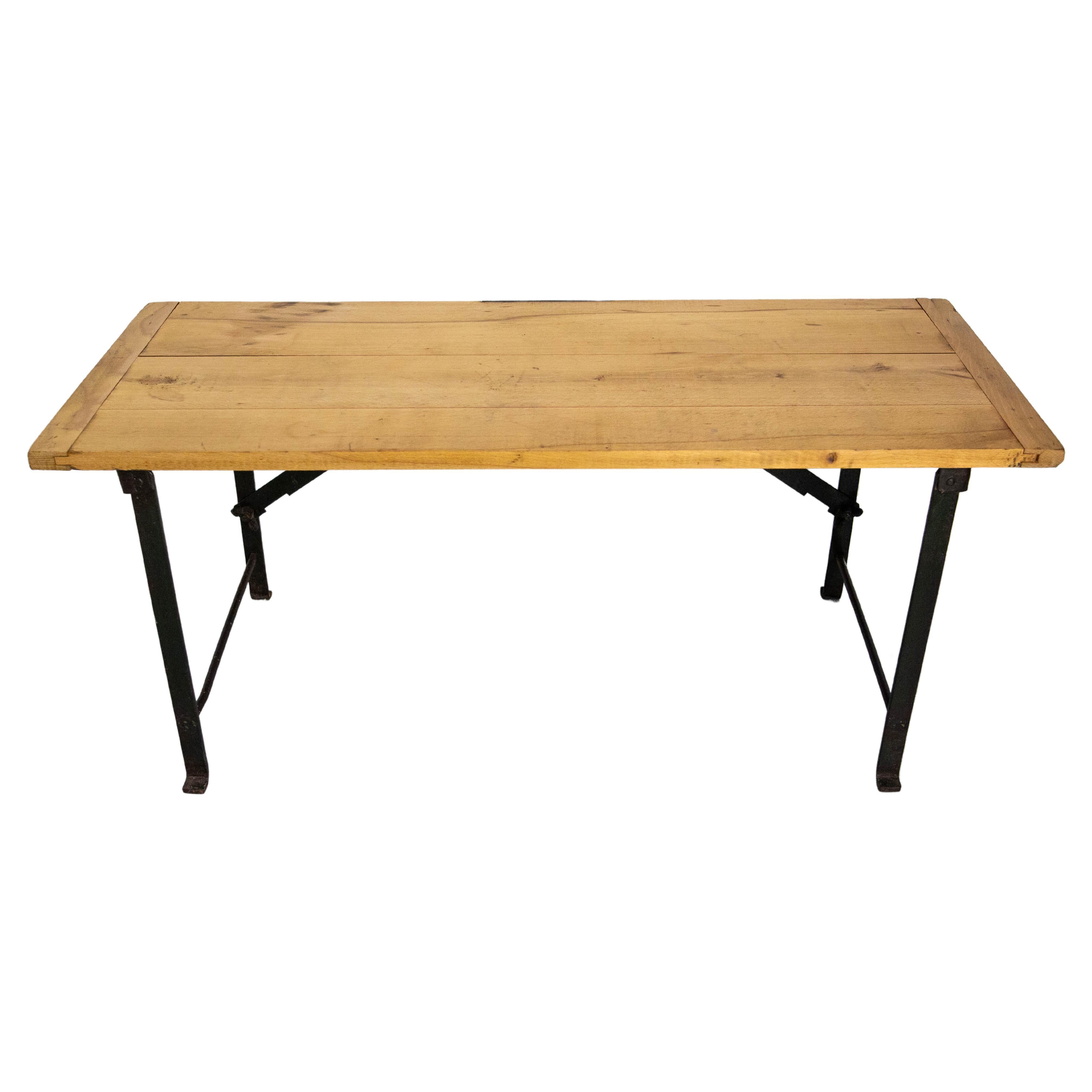 French midcentury coffee table very simple and convenient.
The type of manufacturing enhances the materials.
In good condition, with few marks of use. 

Shipping:
40 / 95 / 6 cm 7.5 kg