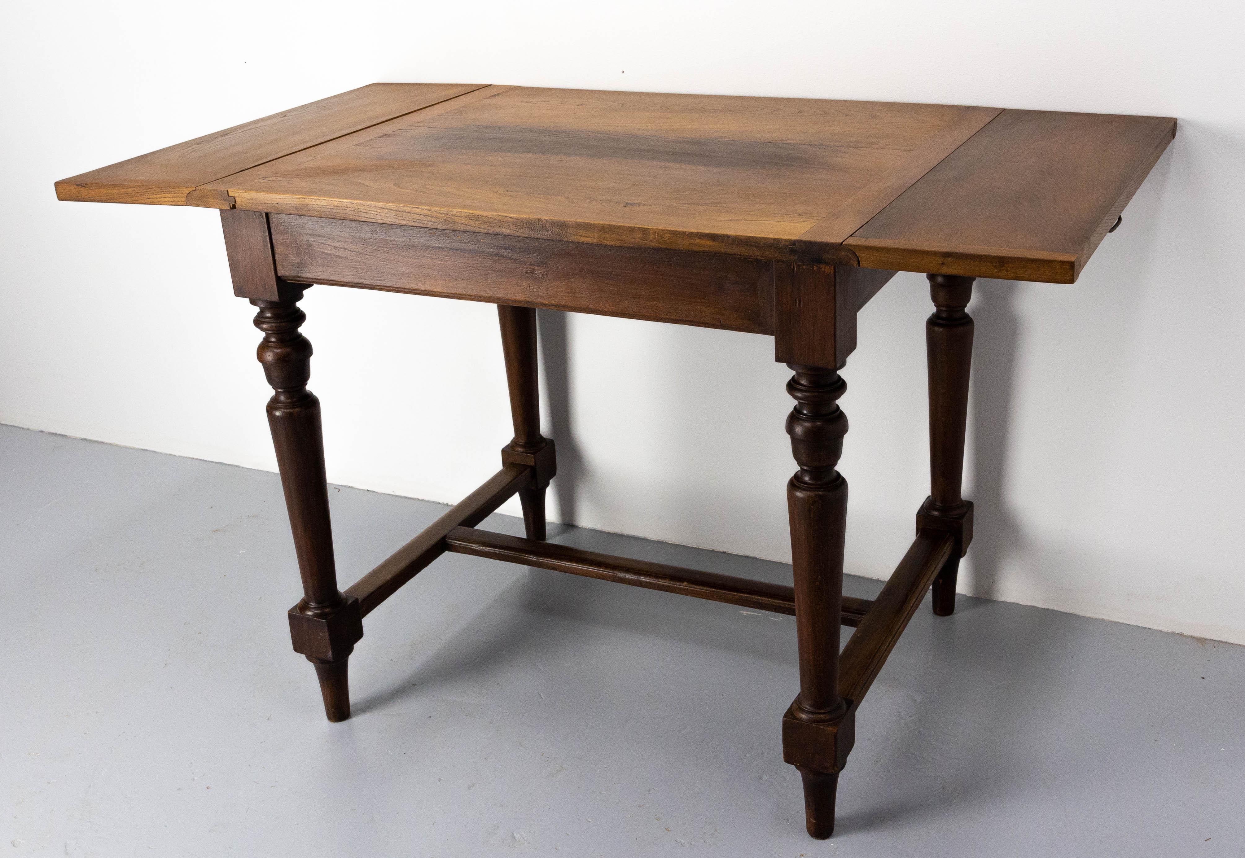 French Foldable Dining or Writing Table, Beech and Chestnut, circa 1970 In Good Condition For Sale In Labrit, Landes