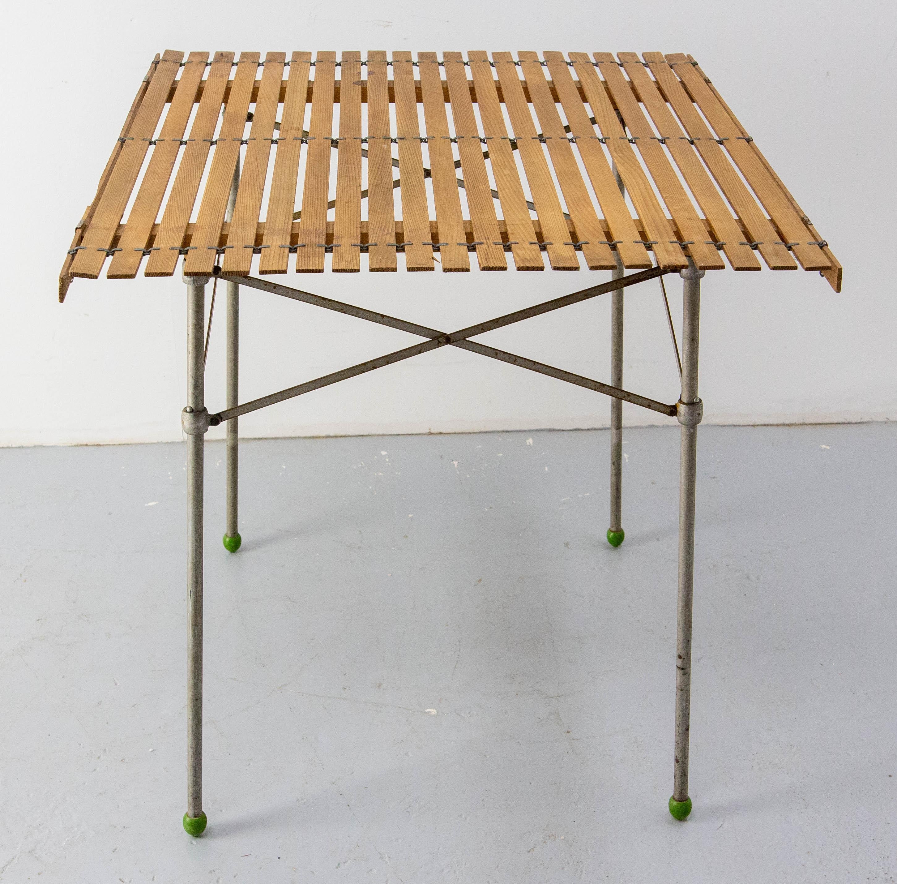 Dieser klappbare Tisch wurde von Sellers auf externen Märkten verwendet. 
Er wurde so konzipiert, dass er nur ein Minimum an Platz einnimmt. Dies ermöglichte es den Verkäufern, ihre Fahrzeuge mit so viel Ware wie möglich zu beladen. Der Deckel