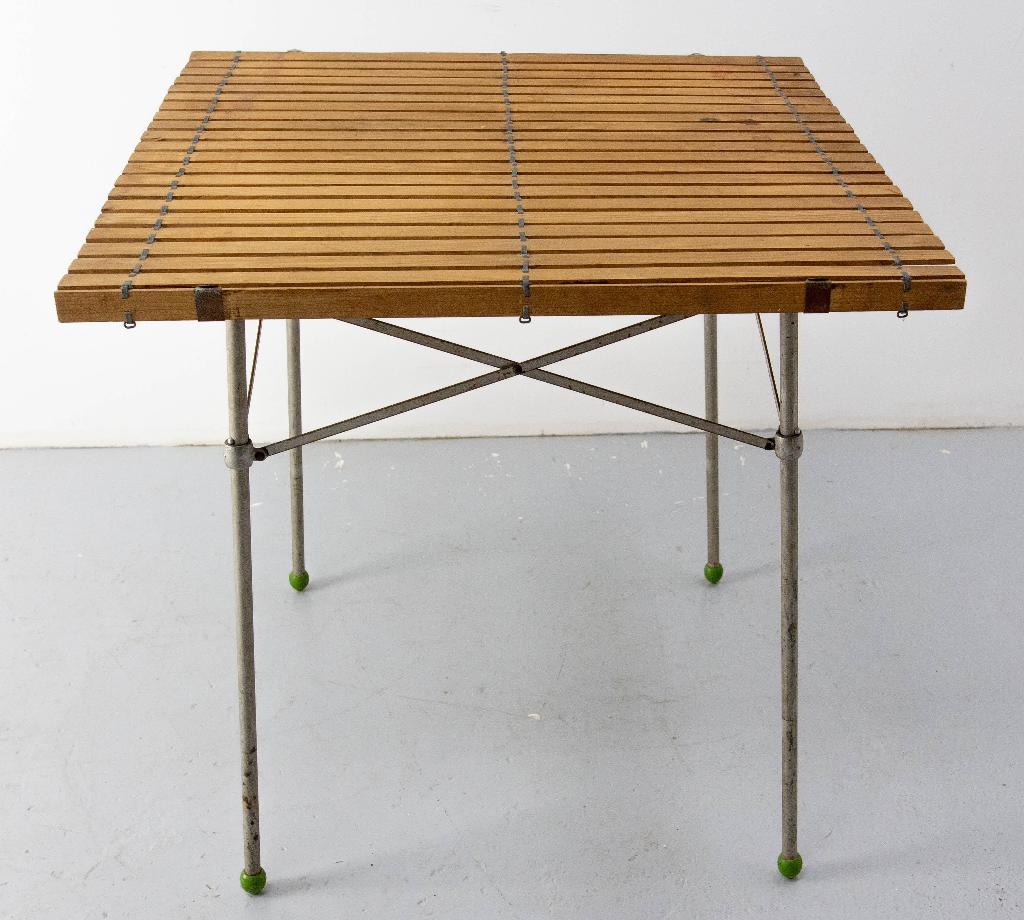 Französischer faltbarer Markttisch Eisen und Kiefer, um 1950 (Moderne der Mitte des Jahrhunderts) im Angebot