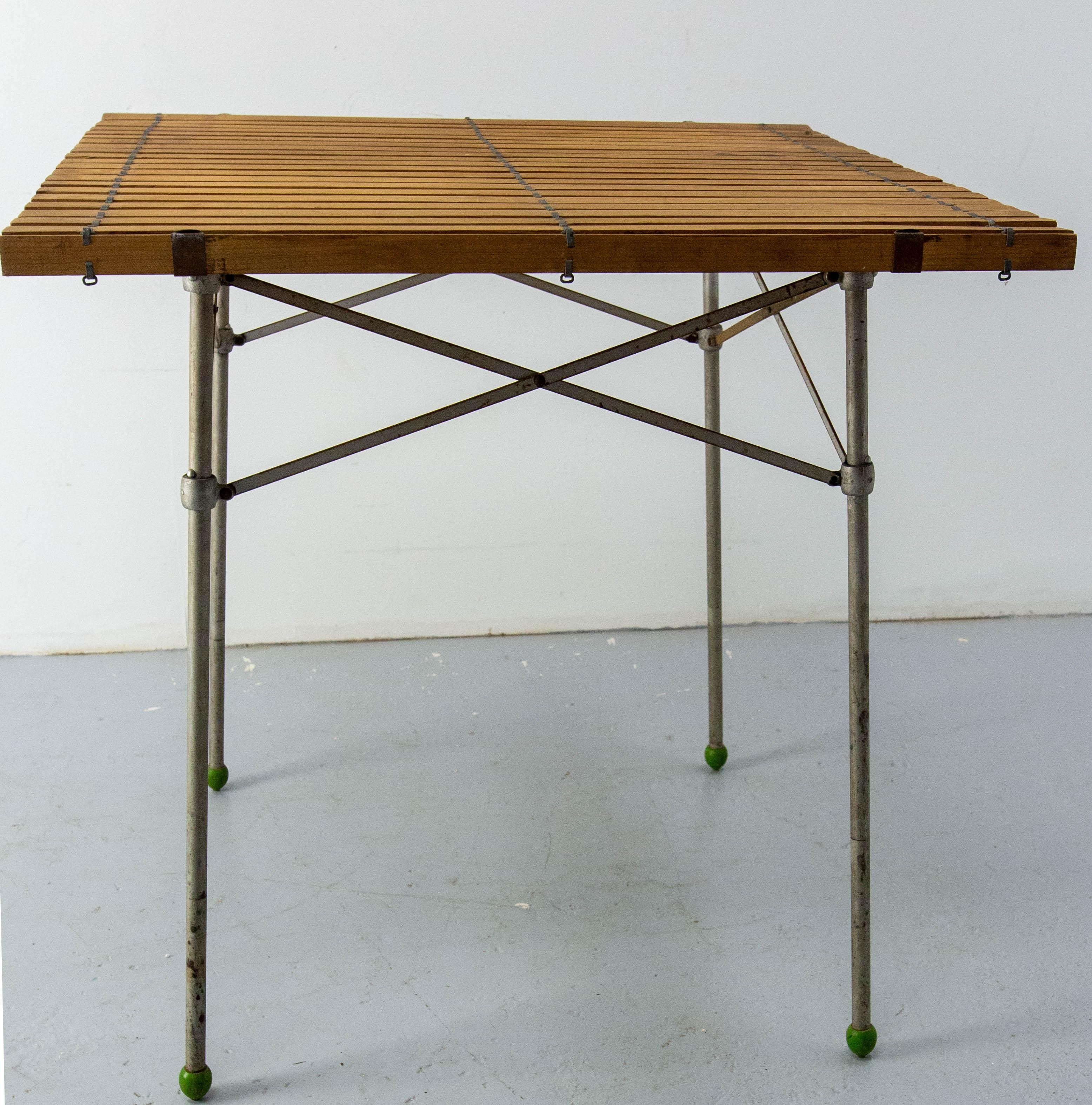 Französischer faltbarer Markttisch Eisen und Kiefer, um 1950 im Zustand „Gut“ im Angebot in Labrit, Landes