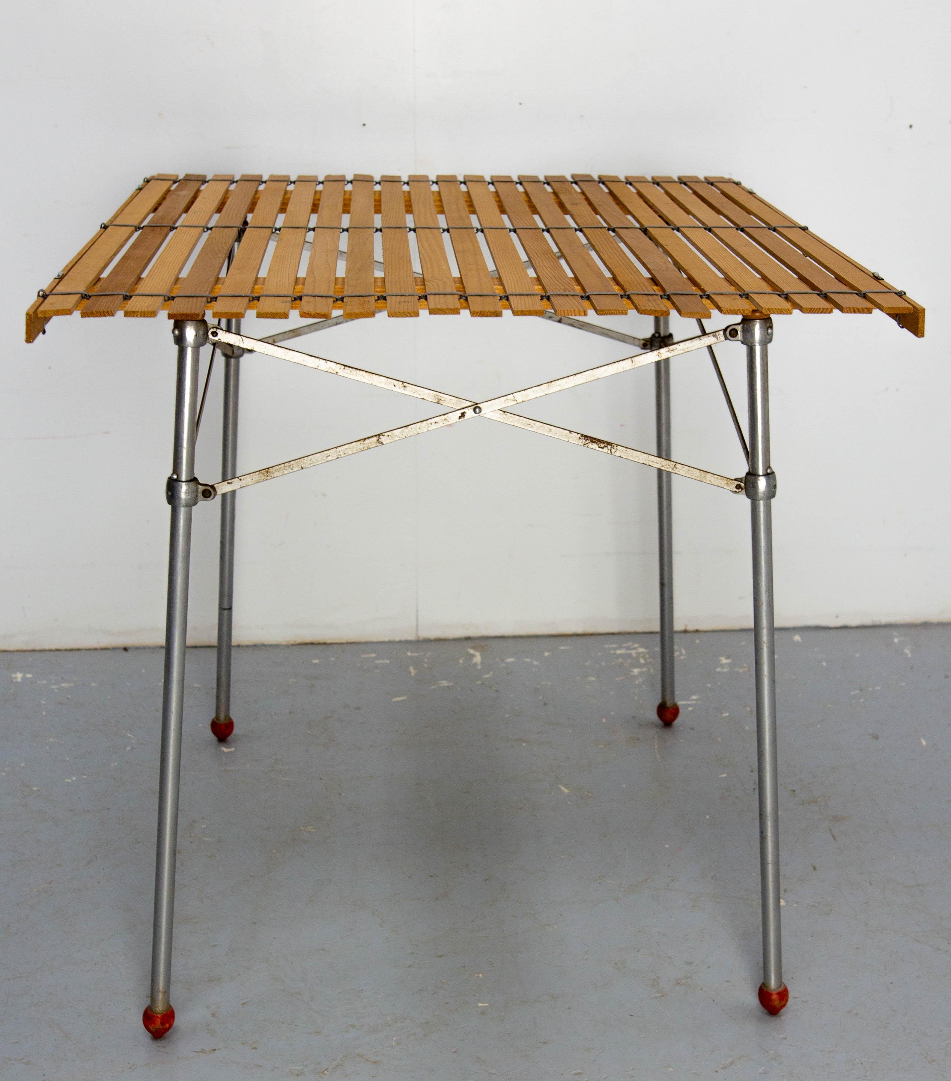 Cette table pliante a été utilisée par des vendeurs sur des marchés extérieurs. 
Il a été conçu pour occuper un minimum d'espace. Cela a permis aux vendeurs de charger leurs véhicules avec autant de marchandises que possible. La partie supérieure