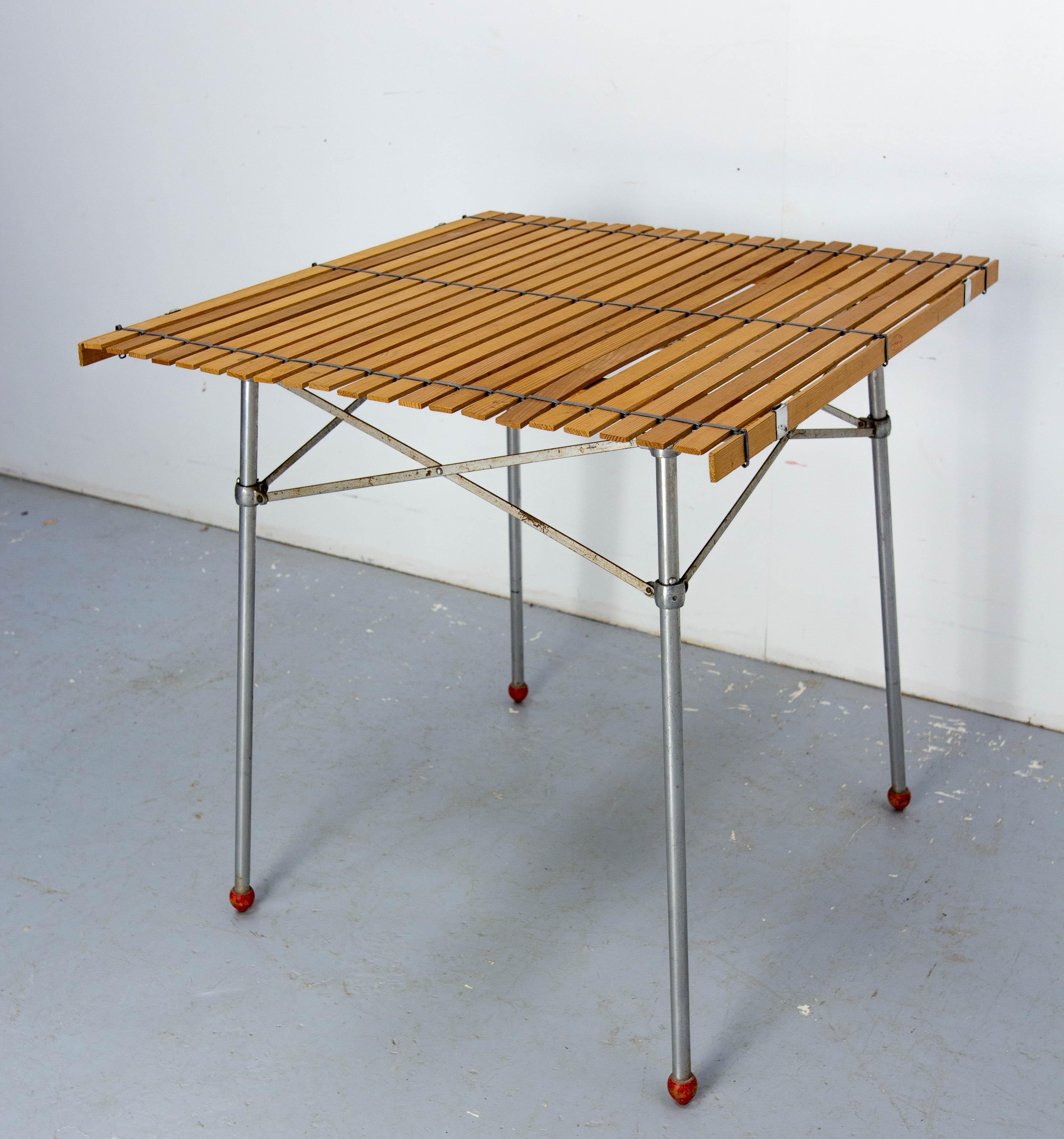 Français Table de marché pliante française Table en fer et pin ou Pic-Nic, circa 1950 en vente