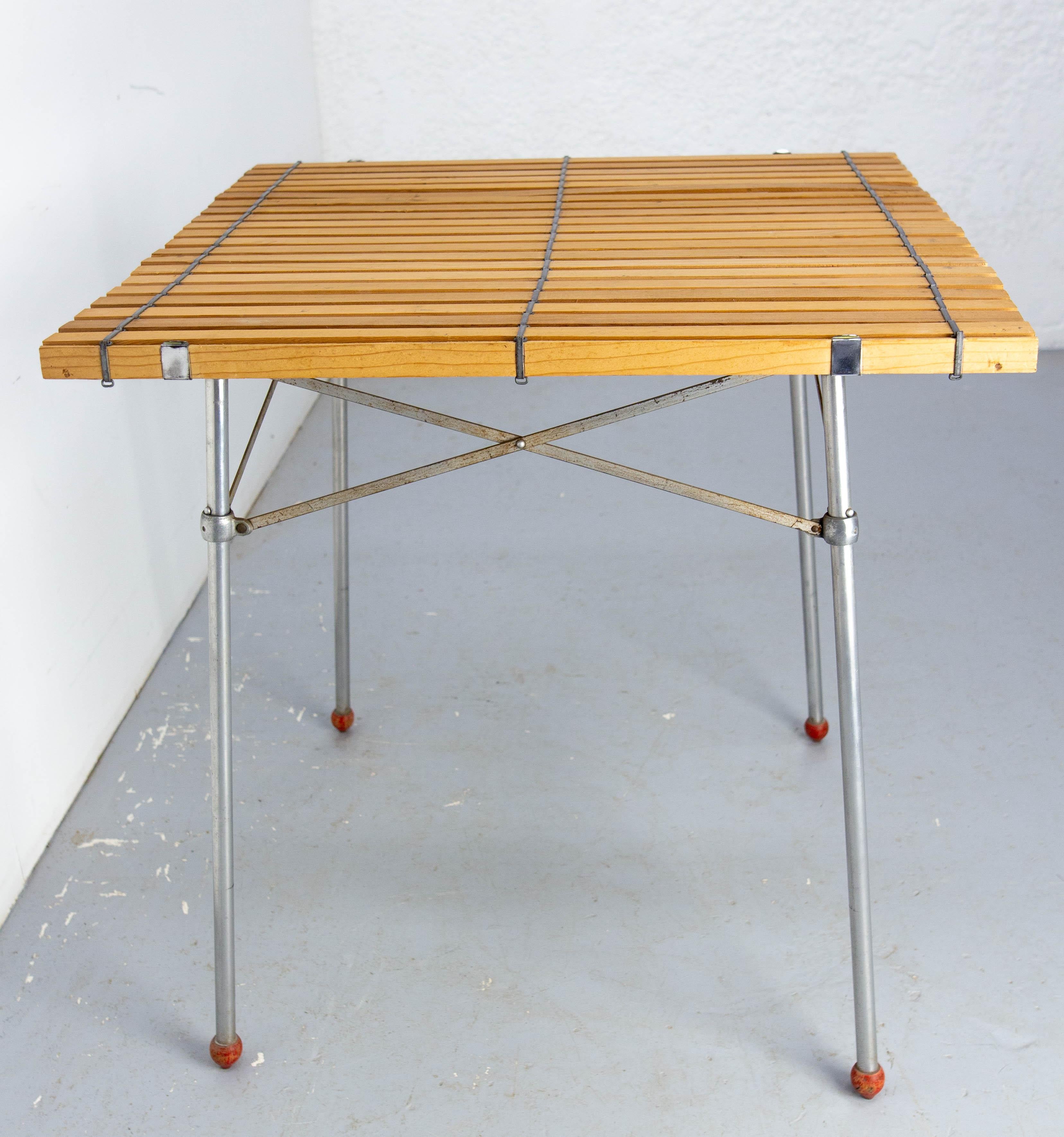 Table de marché pliante française Table en fer et pin ou Pic-Nic, circa 1950 Bon état - En vente à Labrit, Landes