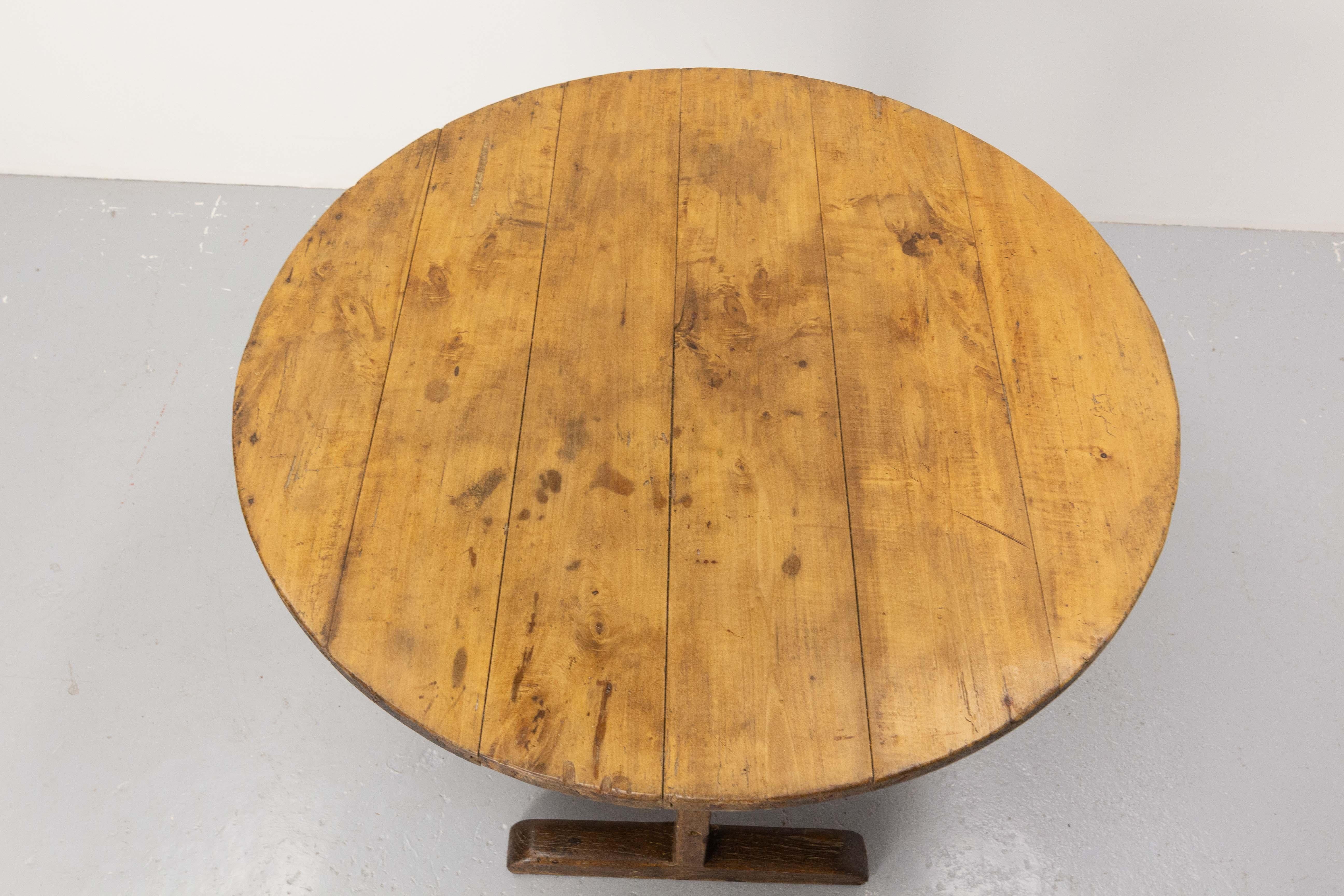 French Foldable Oak & Poplar Table Called Winemaker's Table, 19th Century For Sale 4