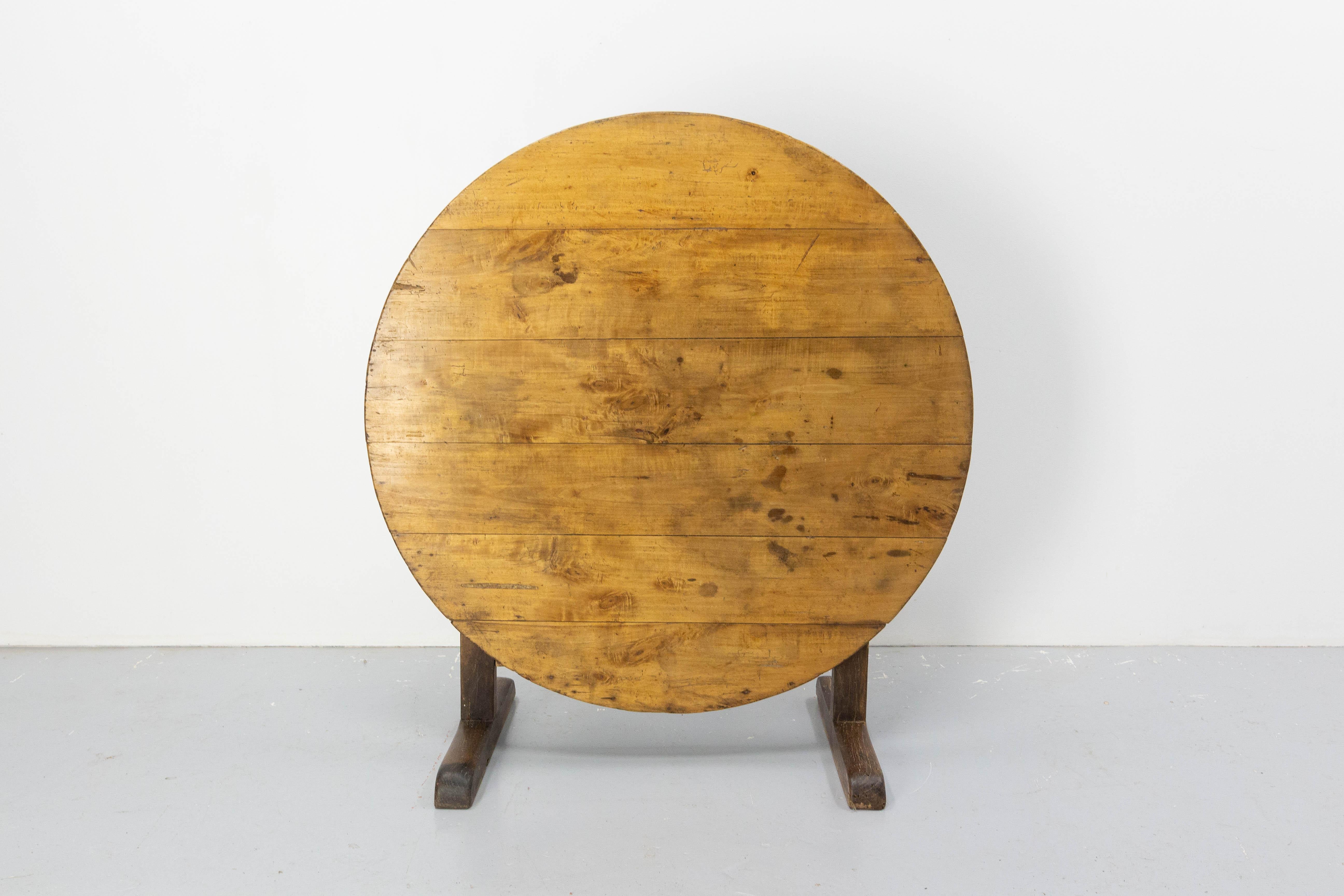 Französischer Tisch aus Eiche und Pappelholz aus der Mitte des 19. Jahrhunderts.
Die 