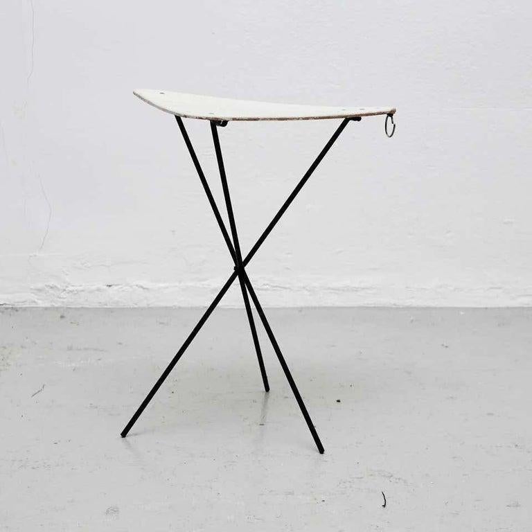 Table pliante française - Circa 1960, fabriquée en France par un designer inconnu

Cette élégante table pliante française, fabriquée vers 1960, incarne à la fois l'aspect pratique et le design intemporel. Réalisé par un designer inconnu mais